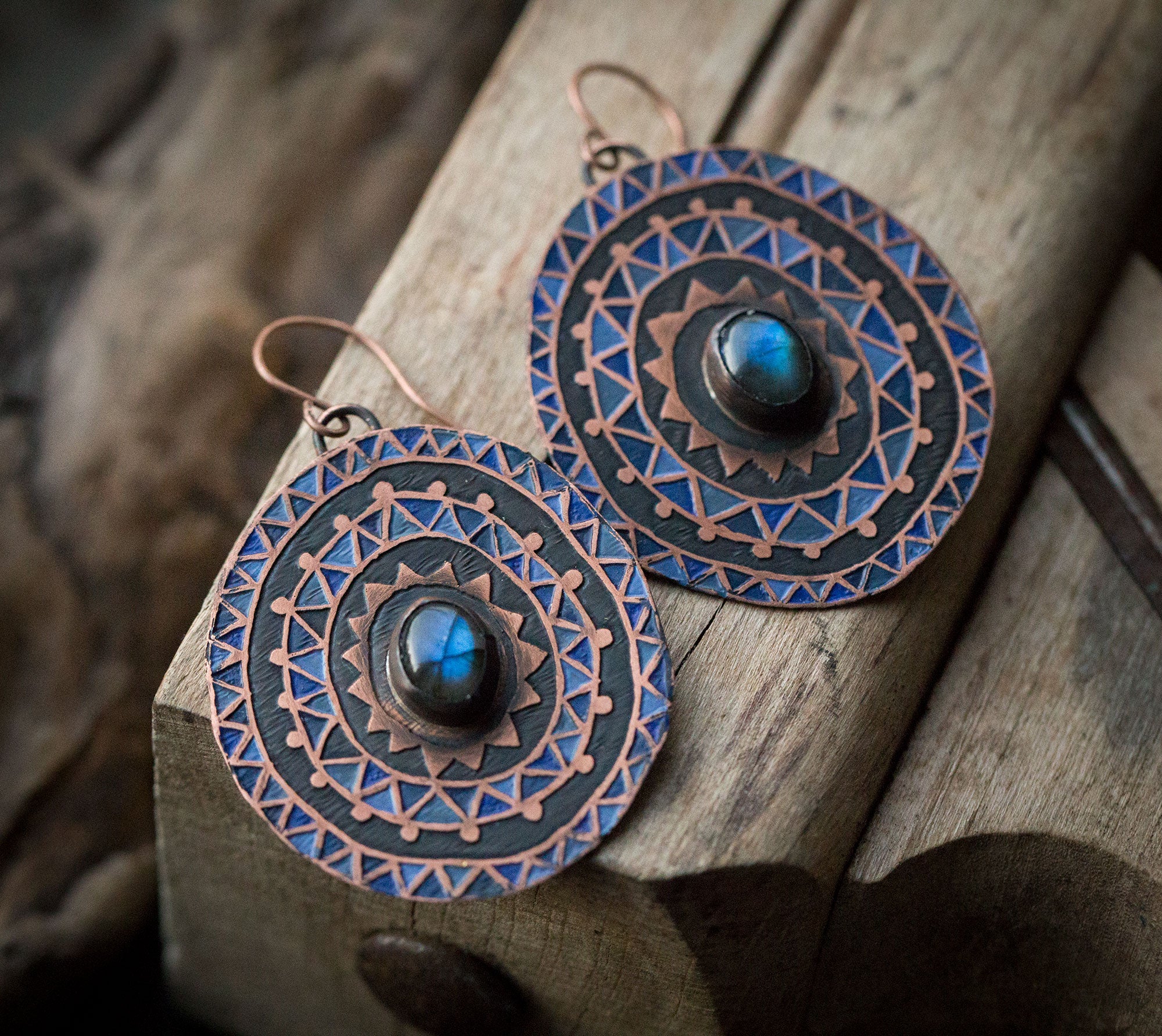 Granatowe kolczyki z etnicznym wzorem i niebieskim labradorytem