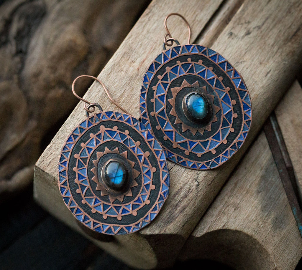 Granatowe kolczyki z etnicznym wzorem i niebieskim labradorytem