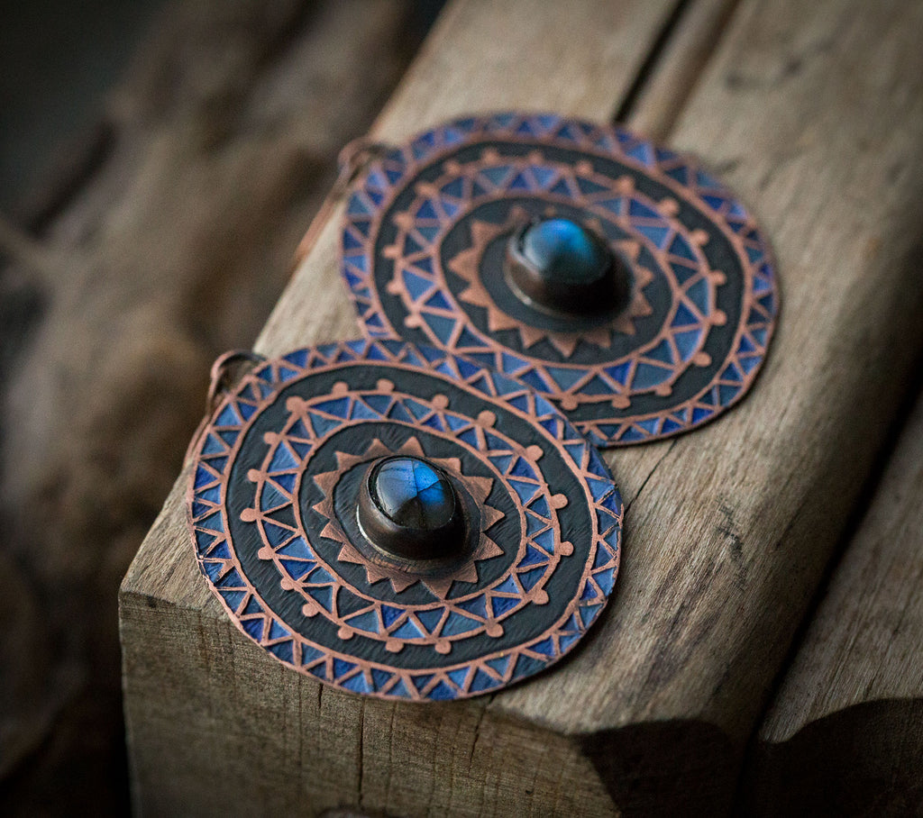 Granatowe kolczyki z etnicznym wzorem i niebieskim labradorytem