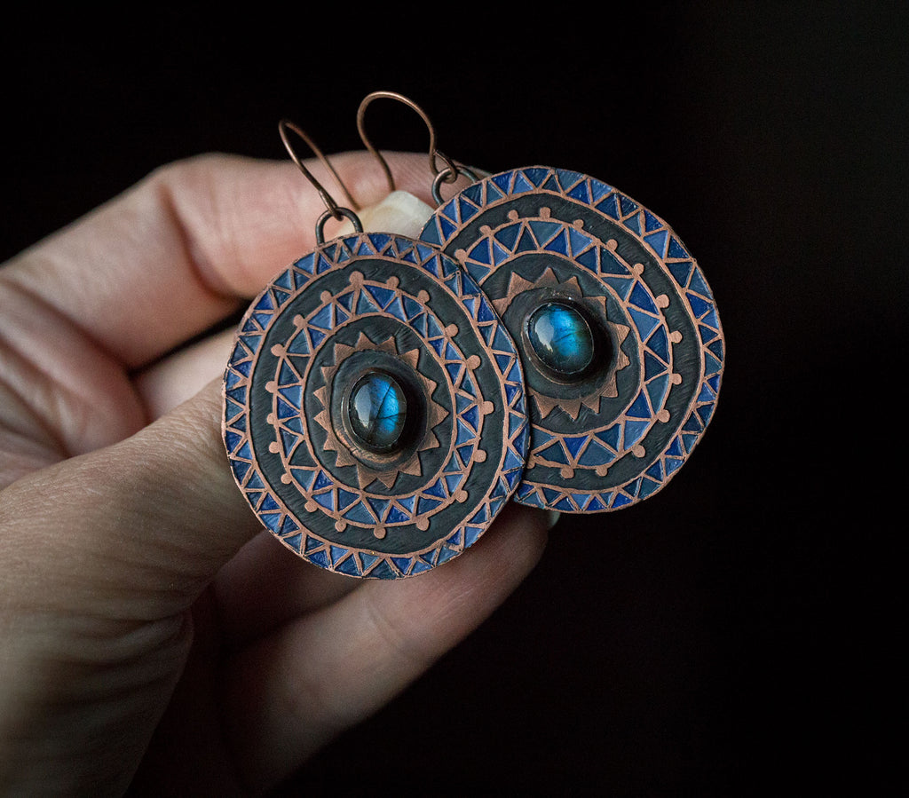 Granatowe kolczyki z etnicznym wzorem i niebieskim labradorytem