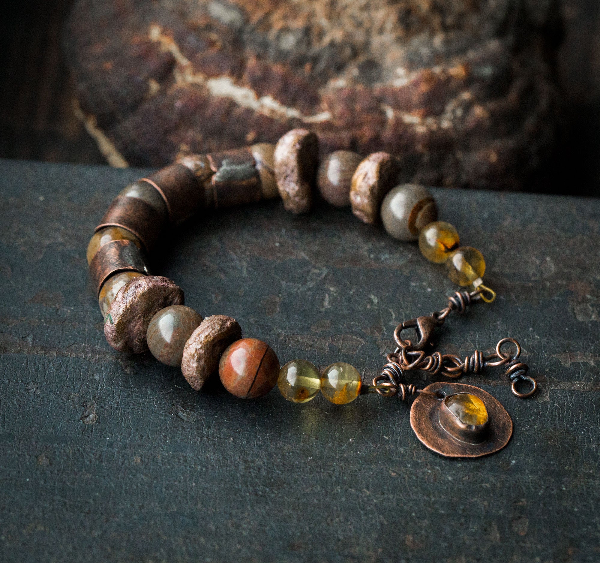 Bransoletka w brązach, z jaspisem i bursztynem