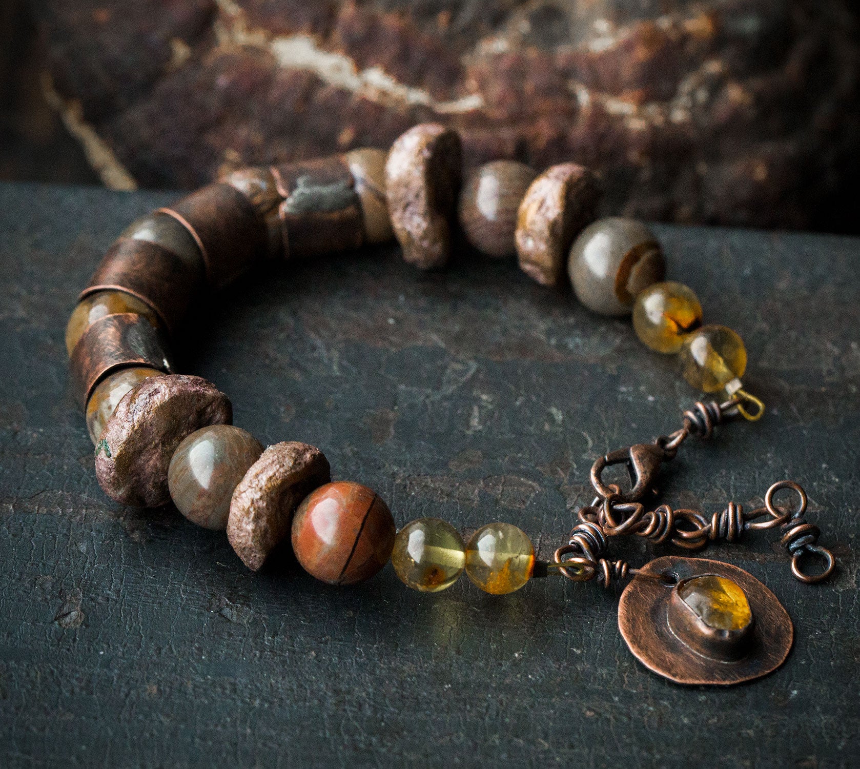 Bransoletka w brązach, z jaspisem i bursztynem