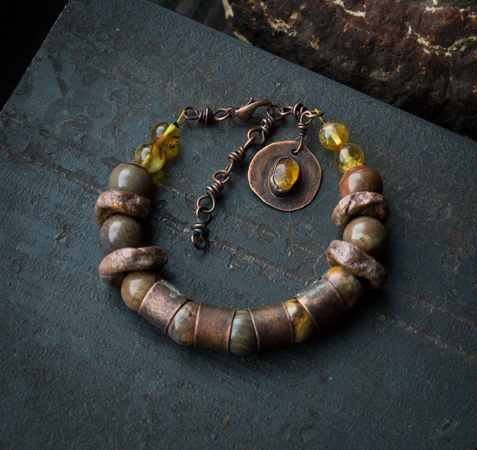 Bransoletka w brązach, z jaspisem i bursztynem