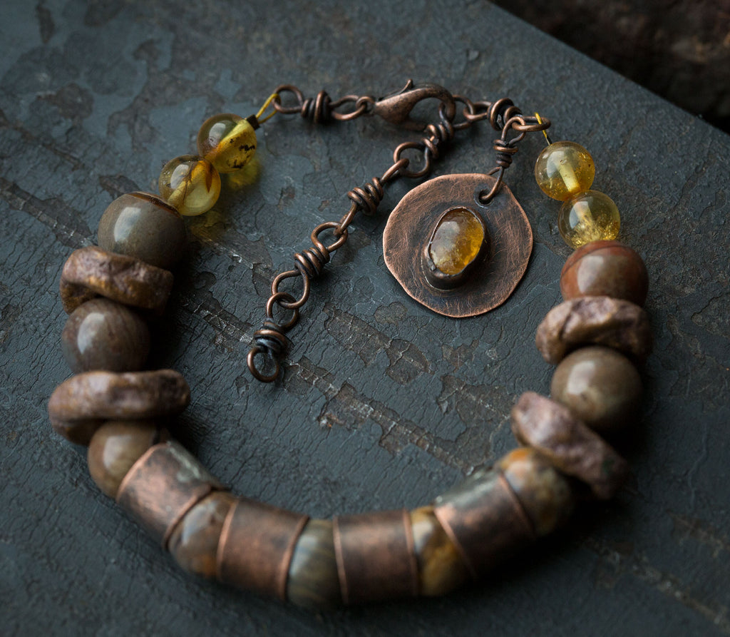 Bransoletka w brązach, z jaspisem i bursztynem
