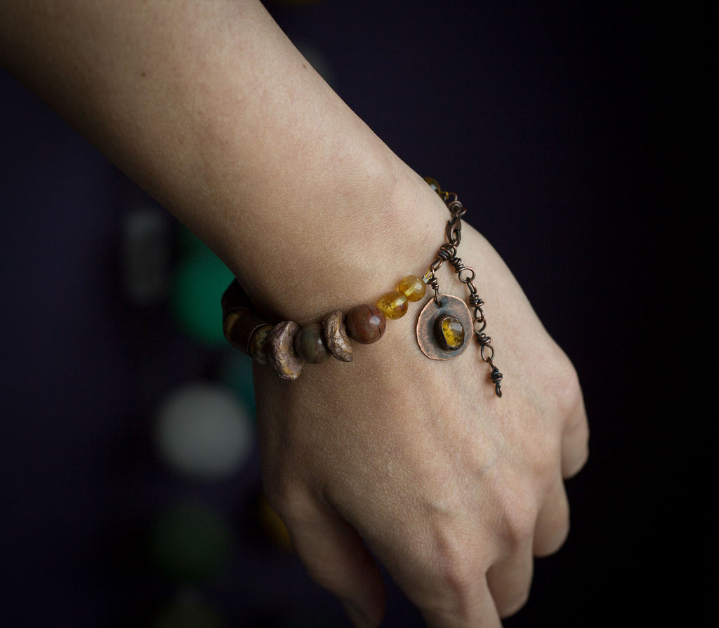 Bransoletka w brązach, z jaspisem i bursztynem