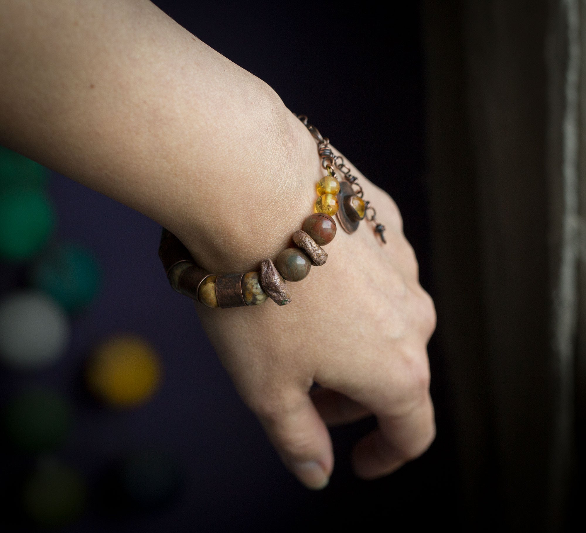 Bransoletka w brązach, z jaspisem i bursztynem