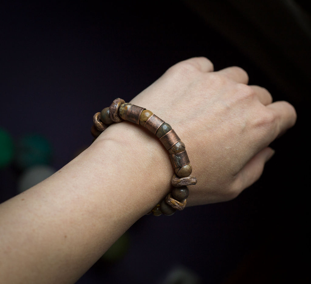 Bransoletka w brązach, z jaspisem i bursztynem