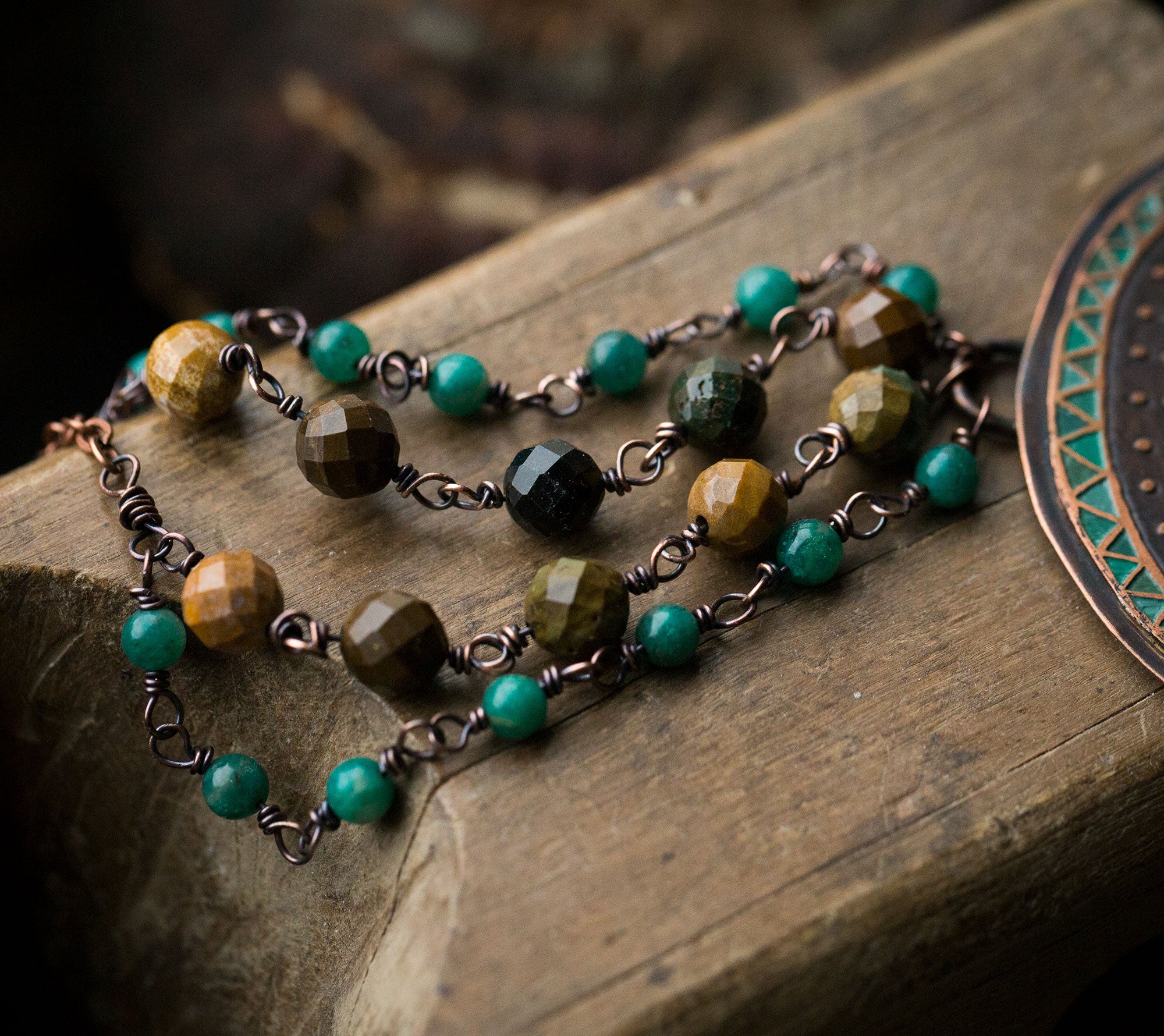 Malowany turkusowo-brązowy naszyjnik z turkusowym skamieniałym drewnem, amazonitem i jaspisem