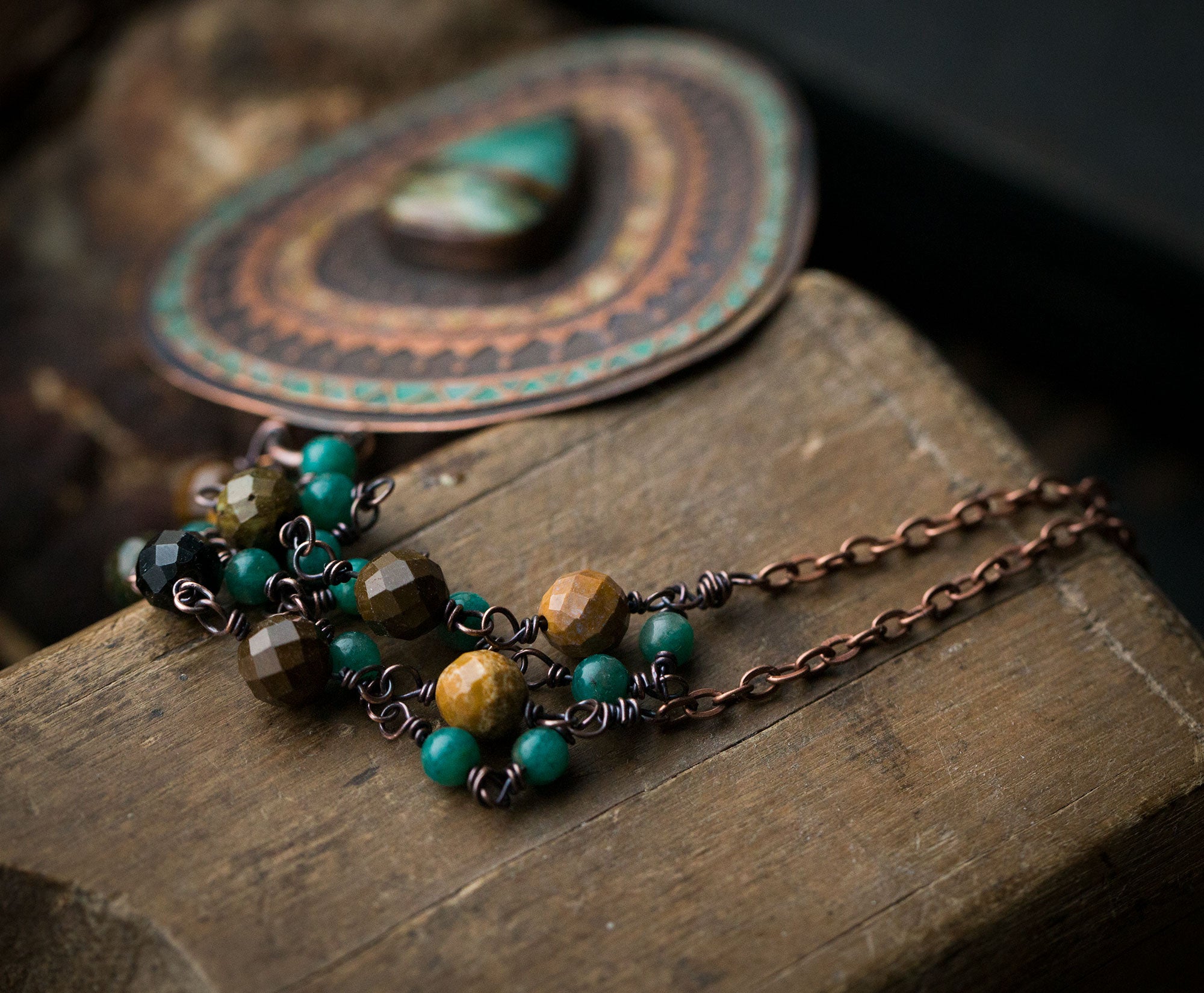 Malowany turkusowo-brązowy naszyjnik z turkusowym skamieniałym drewnem, amazonitem i jaspisem
