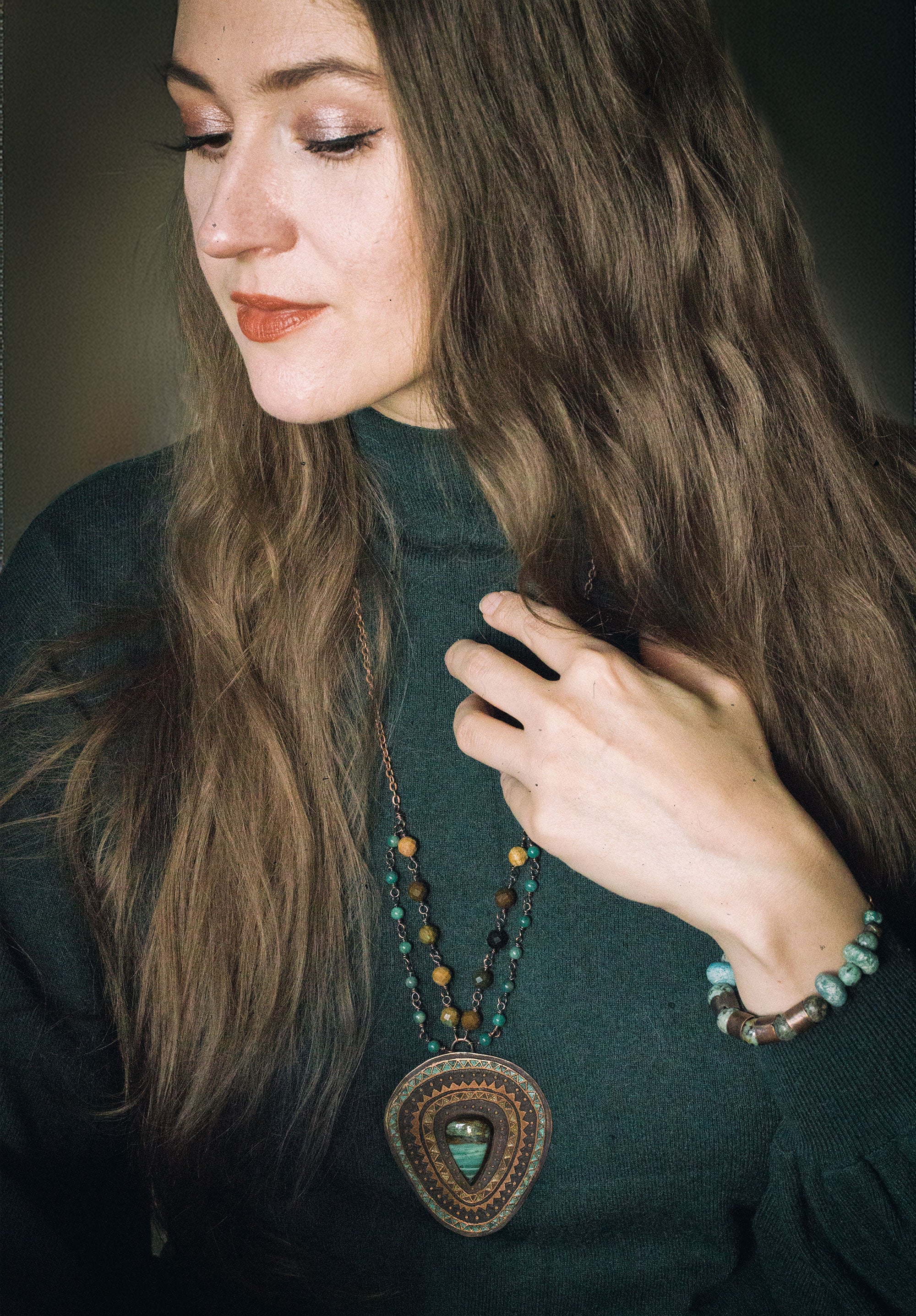 Malowany turkusowo-brązowy naszyjnik z turkusowym skamieniałym drewnem, amazonitem i jaspisem