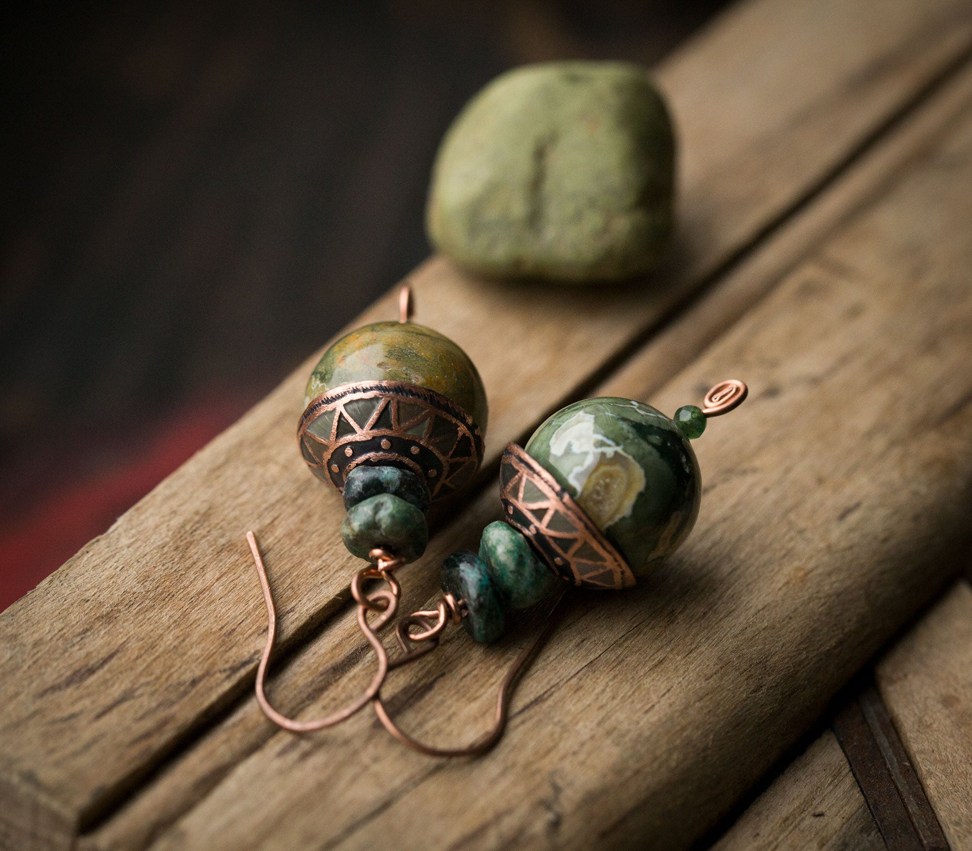 Kolczyki zielone kule riolitu z chryzokolą, turmalinem i etnicznym wzorem