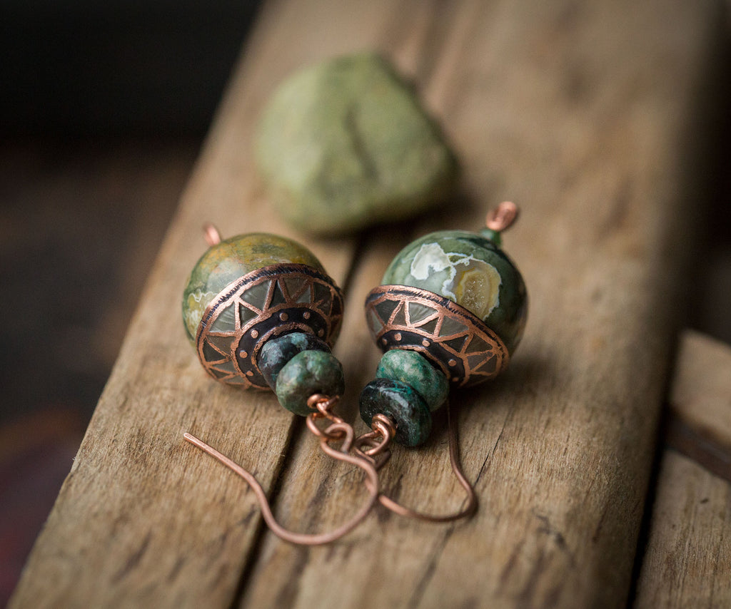 Kolczyki zielone kule riolitu z chryzokolą, turmalinem i etnicznym wzorem