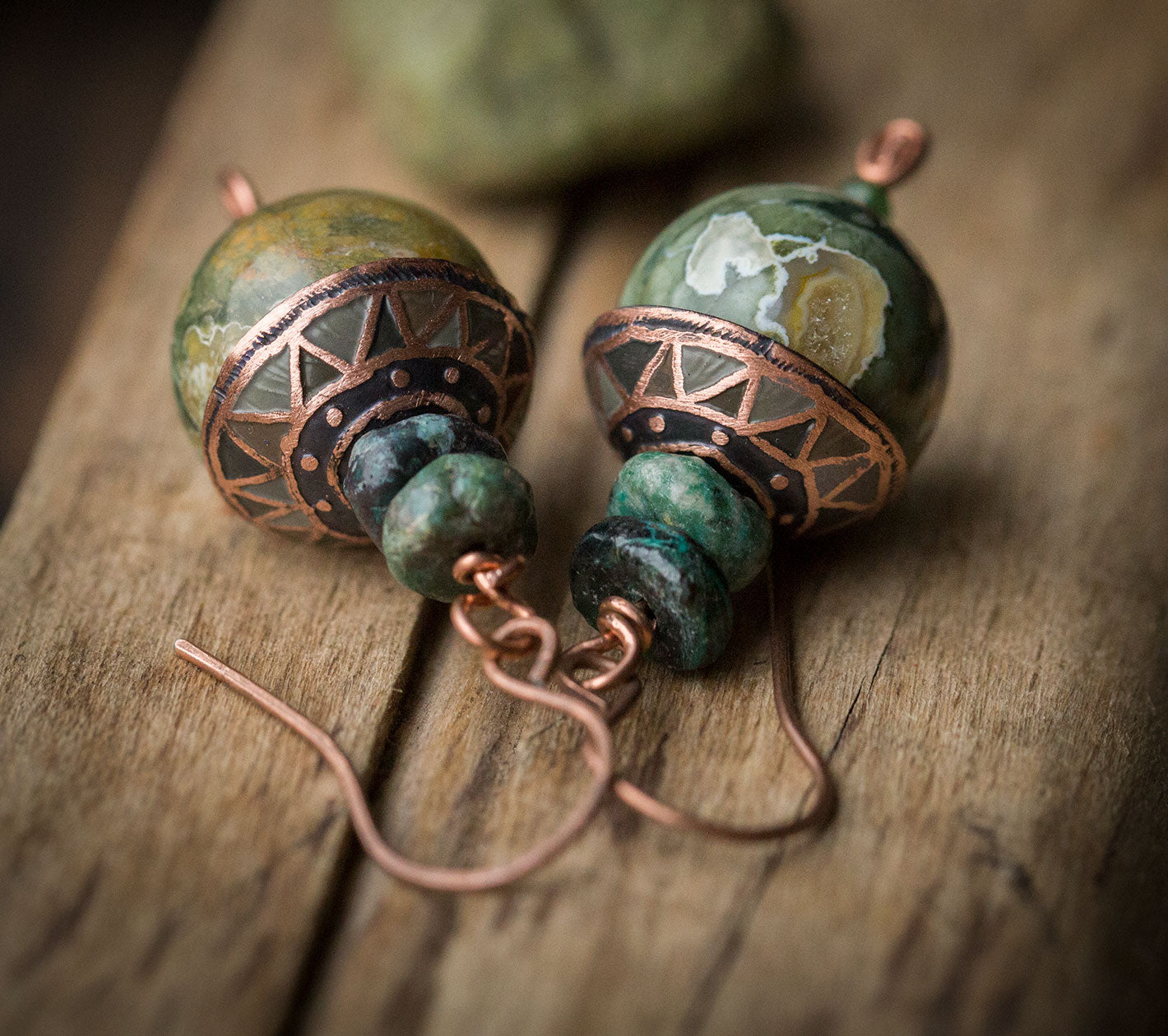 Kolczyki zielone kule riolitu z chryzokolą, turmalinem i etnicznym wzorem