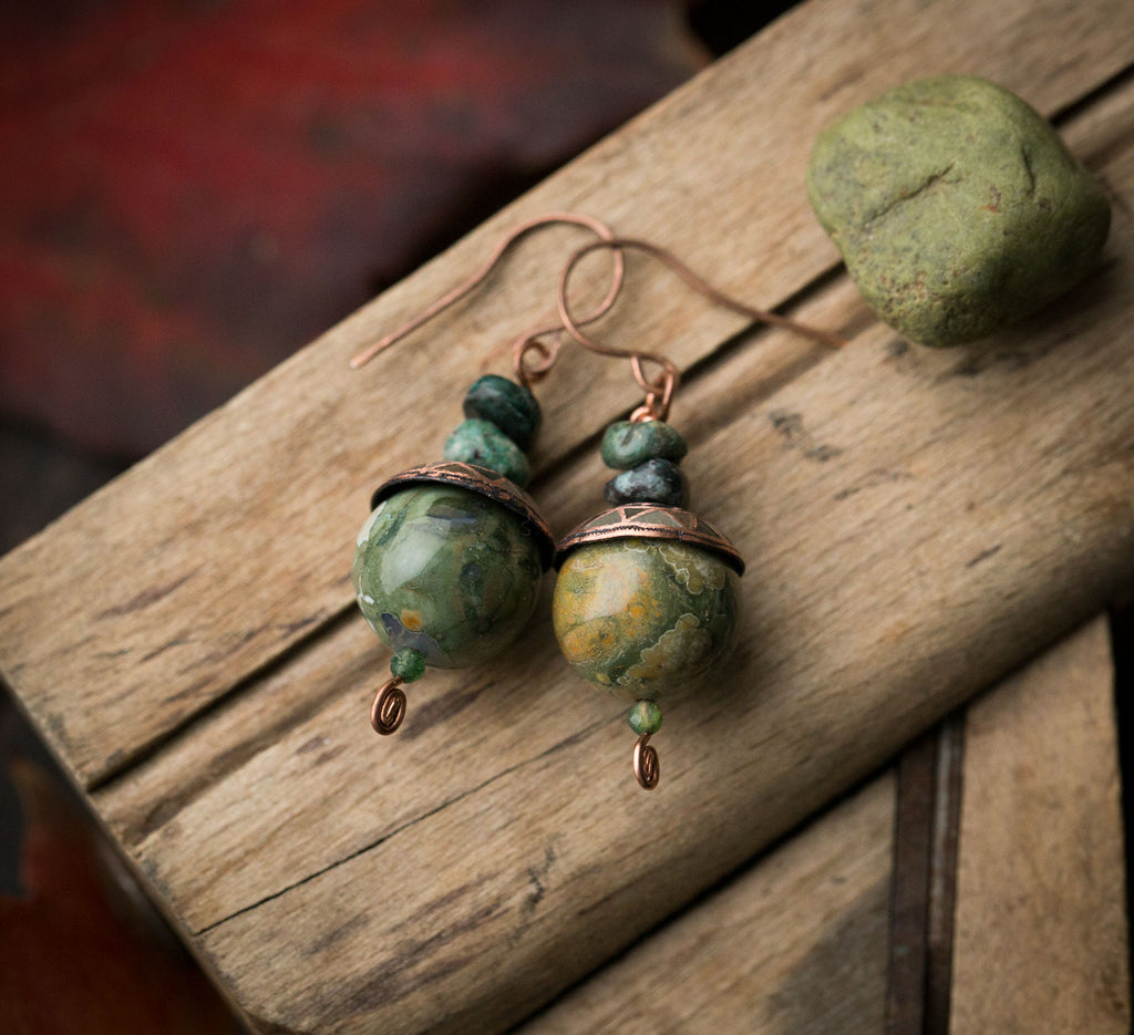 Kolczyki zielone kule riolitu z chryzokolą, turmalinem i etnicznym wzorem