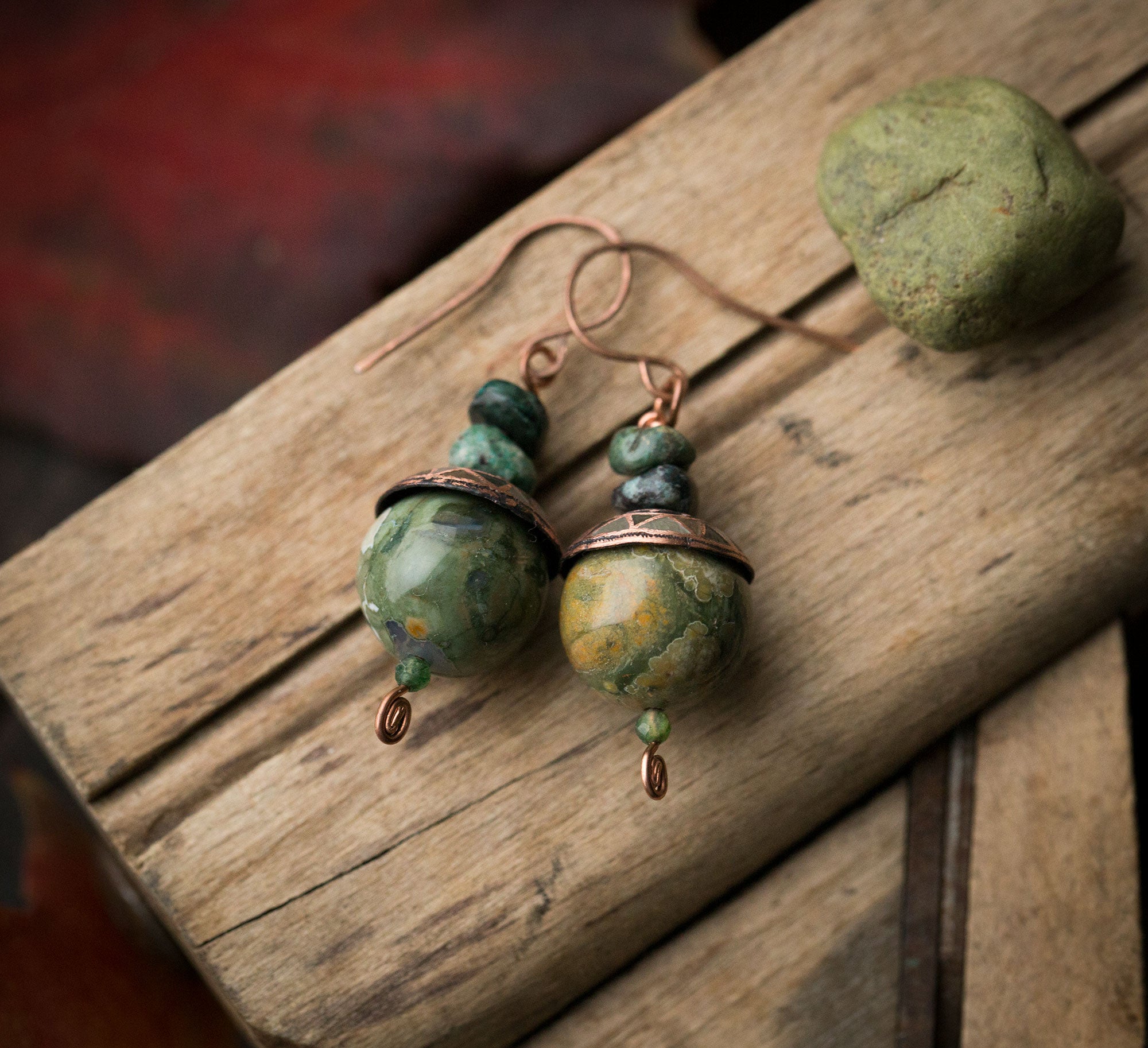 Kolczyki zielone kule riolitu z chryzokolą, turmalinem i etnicznym wzorem