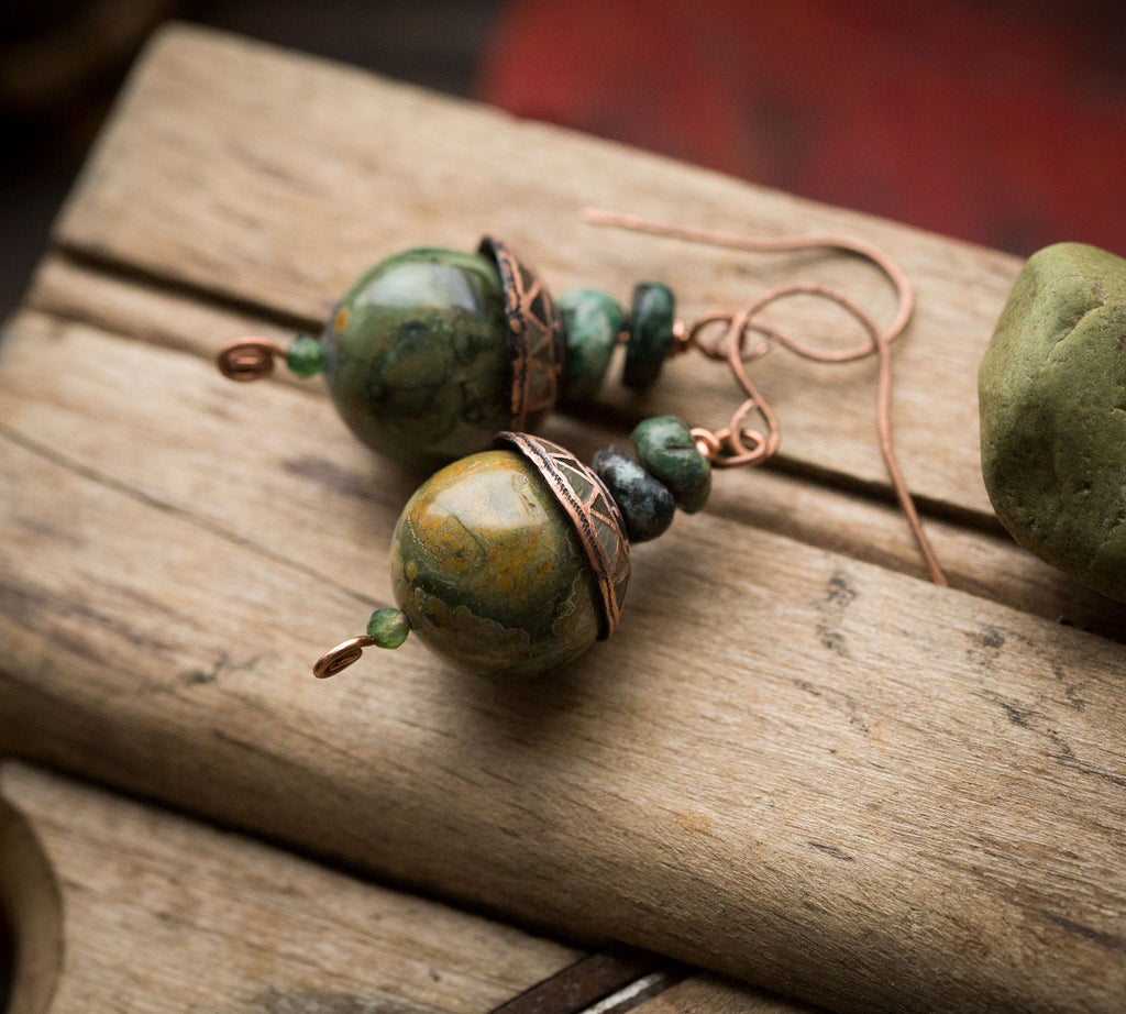 Kolczyki zielone kule riolitu z chryzokolą, turmalinem i etnicznym wzorem