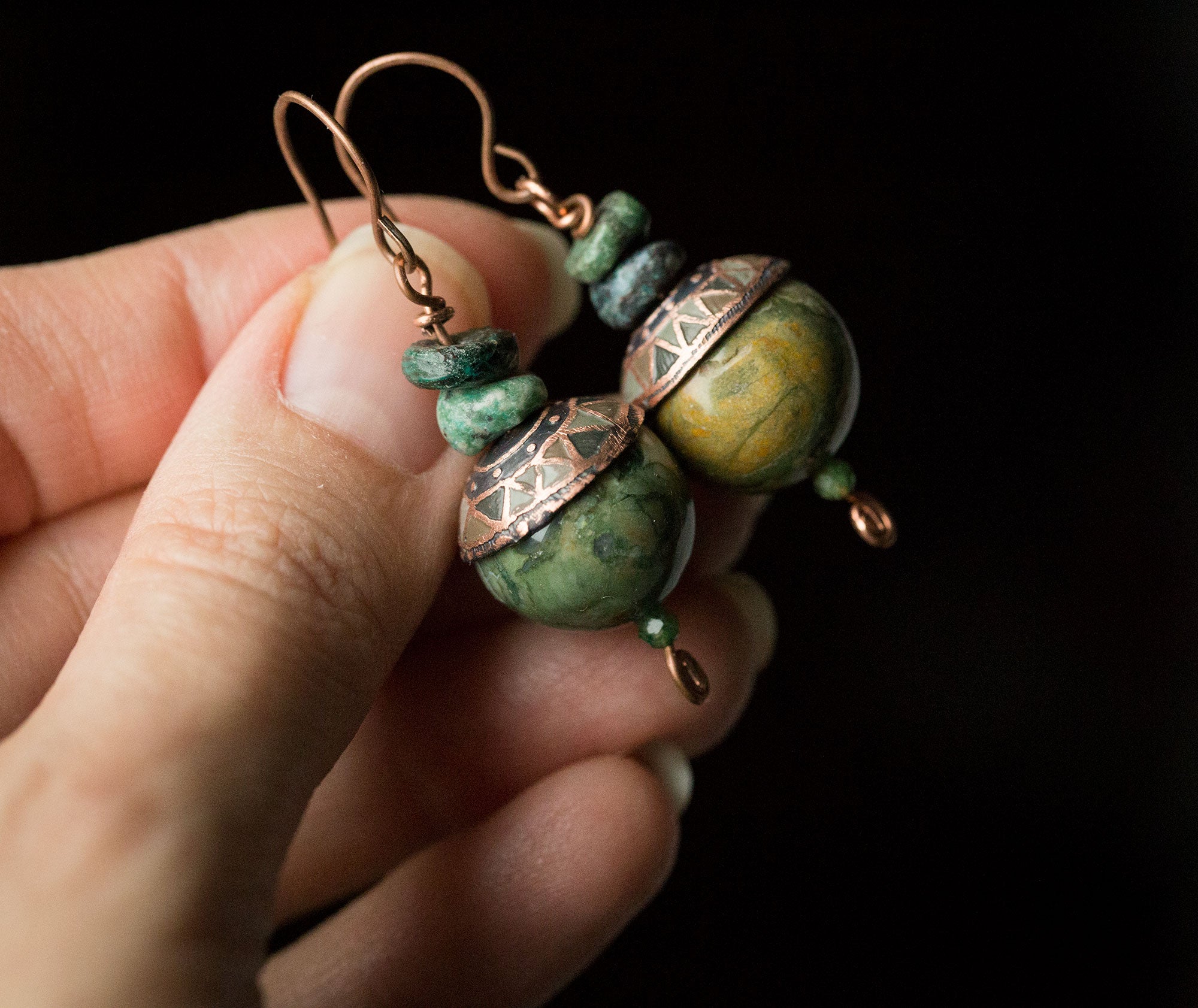 Kolczyki zielone kule riolitu z chryzokolą, turmalinem i etnicznym wzorem