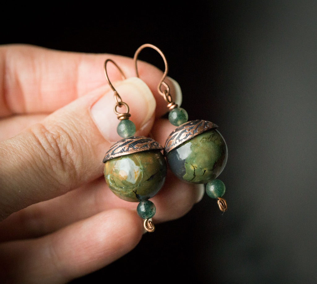 Kolczyki zielone kule riolitu z agatem mszystym i roślinnym wzorem