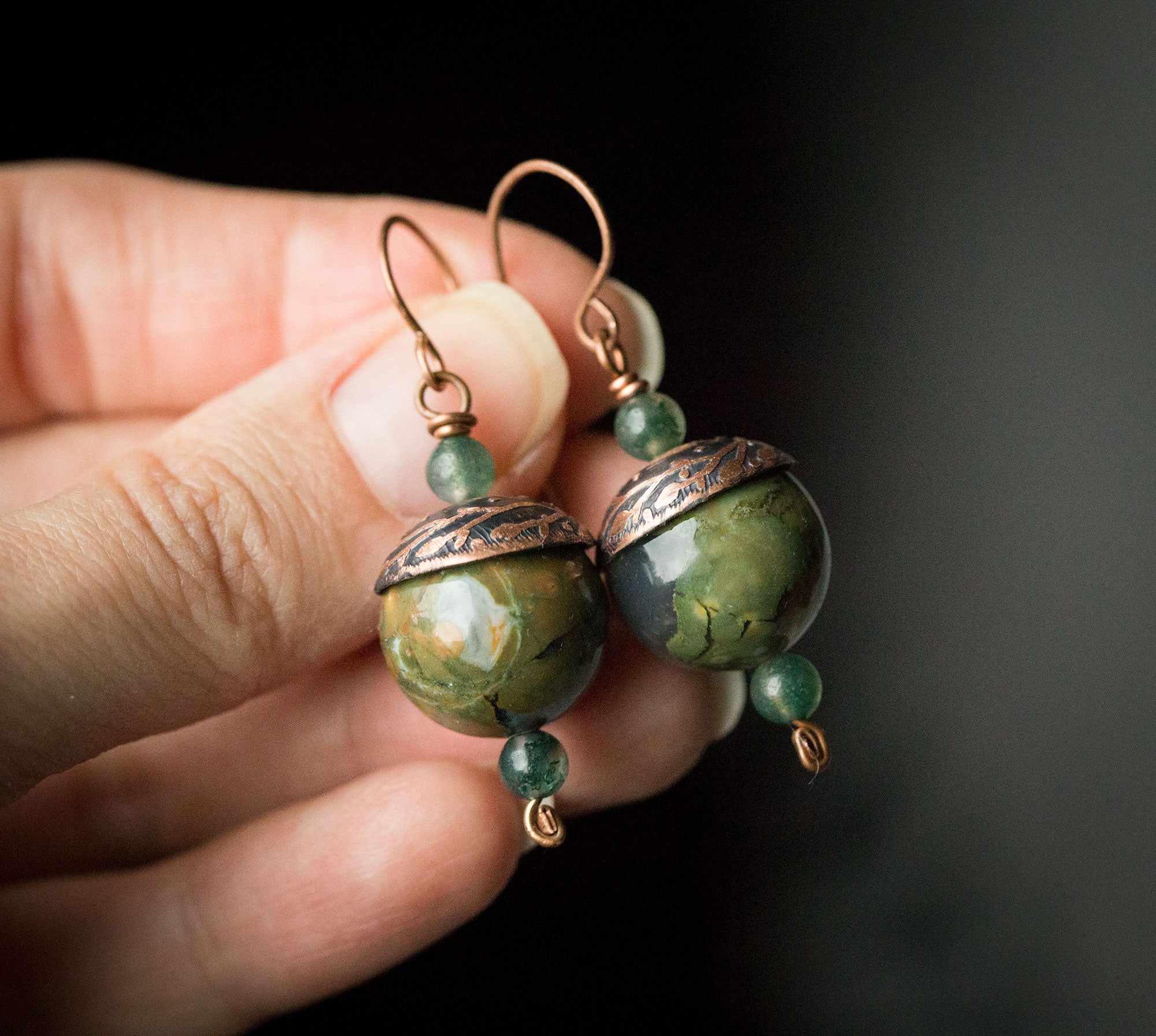 Kolczyki zielone kule riolitu z agatem mszystym i roślinnym wzorem