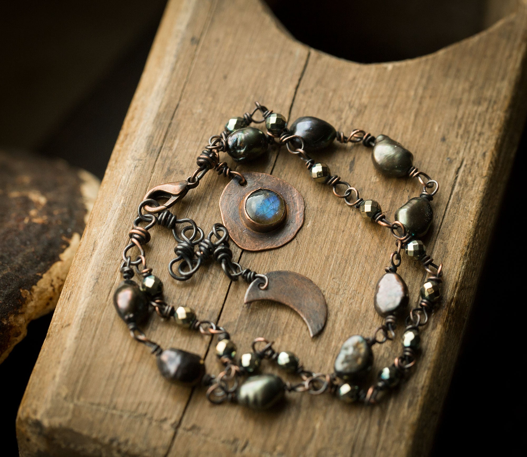 Bransoletka z księżycem, szarą perłą i labradorytem