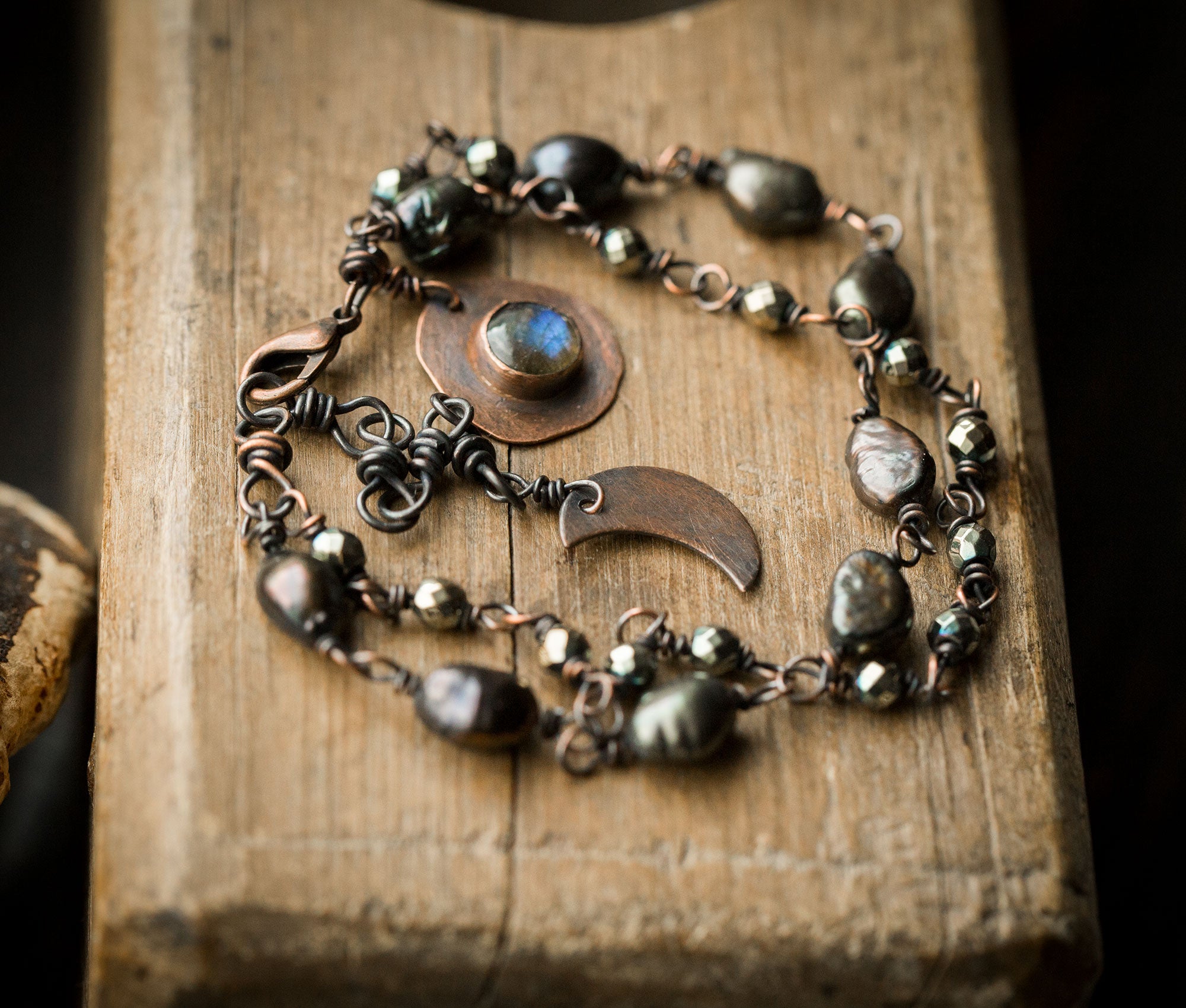 Bransoletka z księżycem, szarą perłą i labradorytem