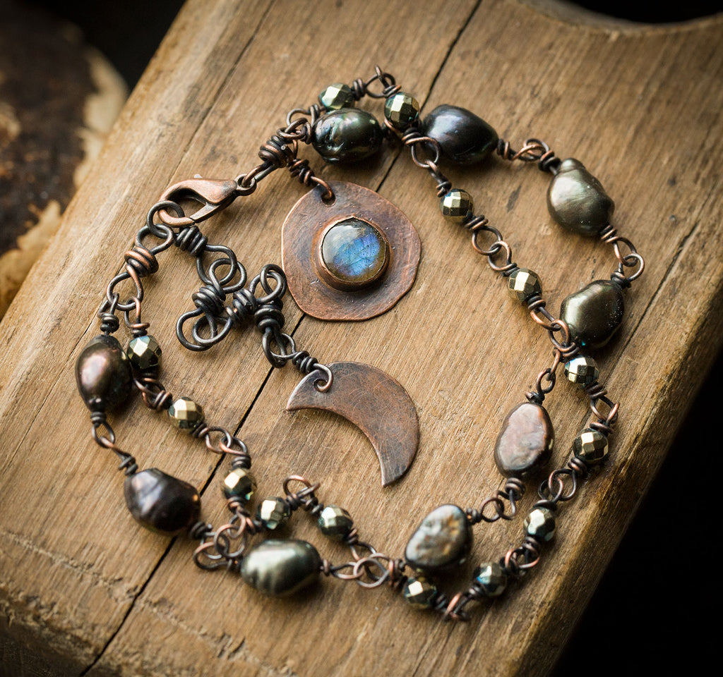 Bransoletka z księżycem, szarą perłą i labradorytem