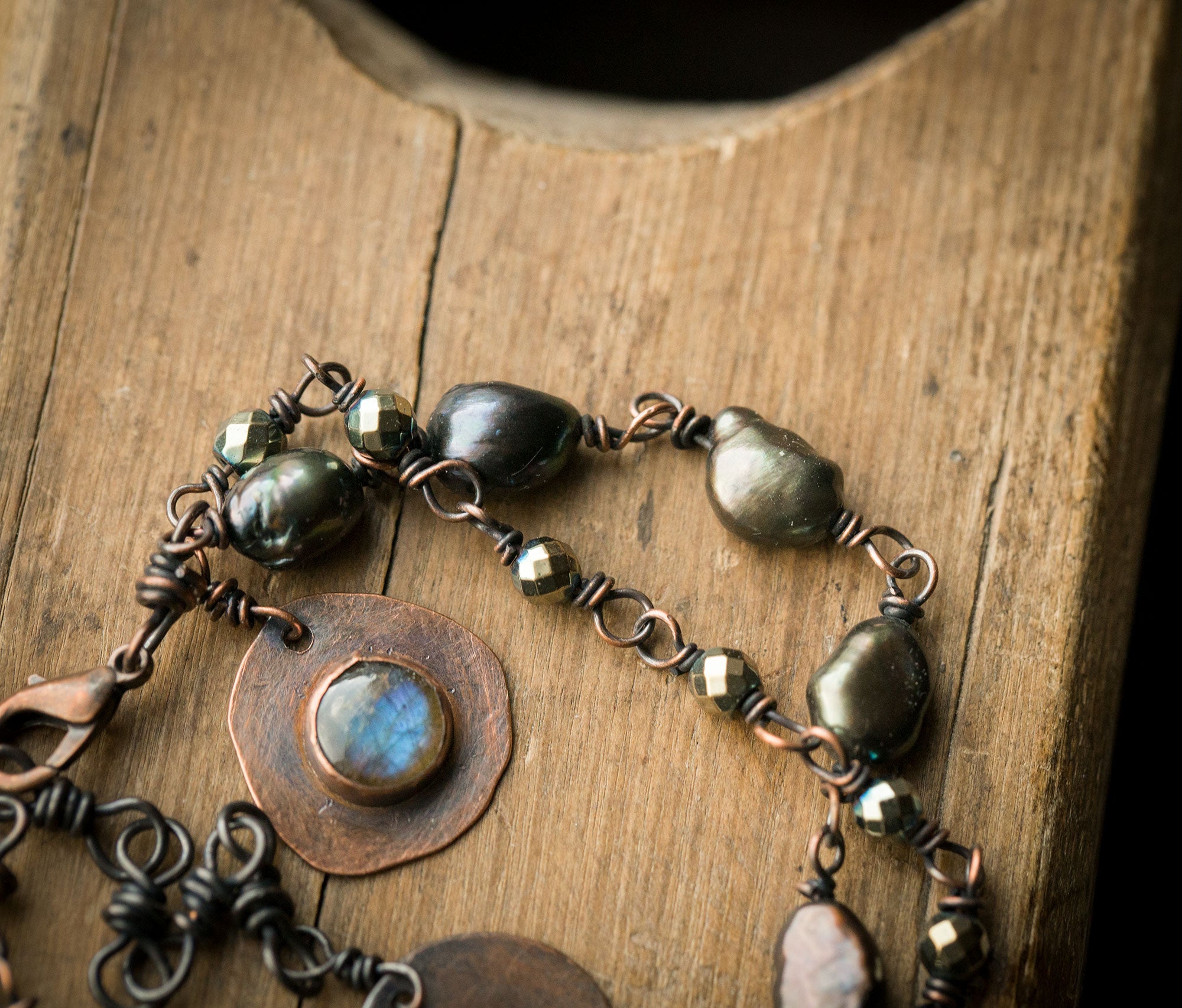 Bransoletka z księżycem, szarą perłą i labradorytem