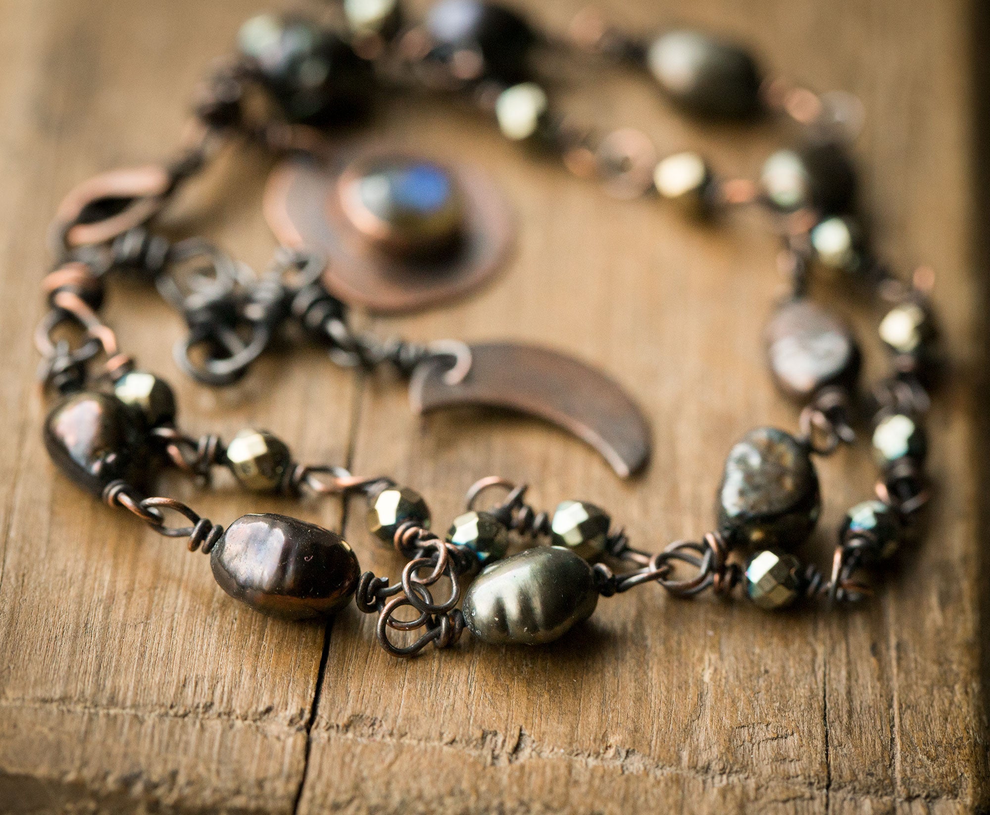 Bransoletka z księżycem, szarą perłą i labradorytem