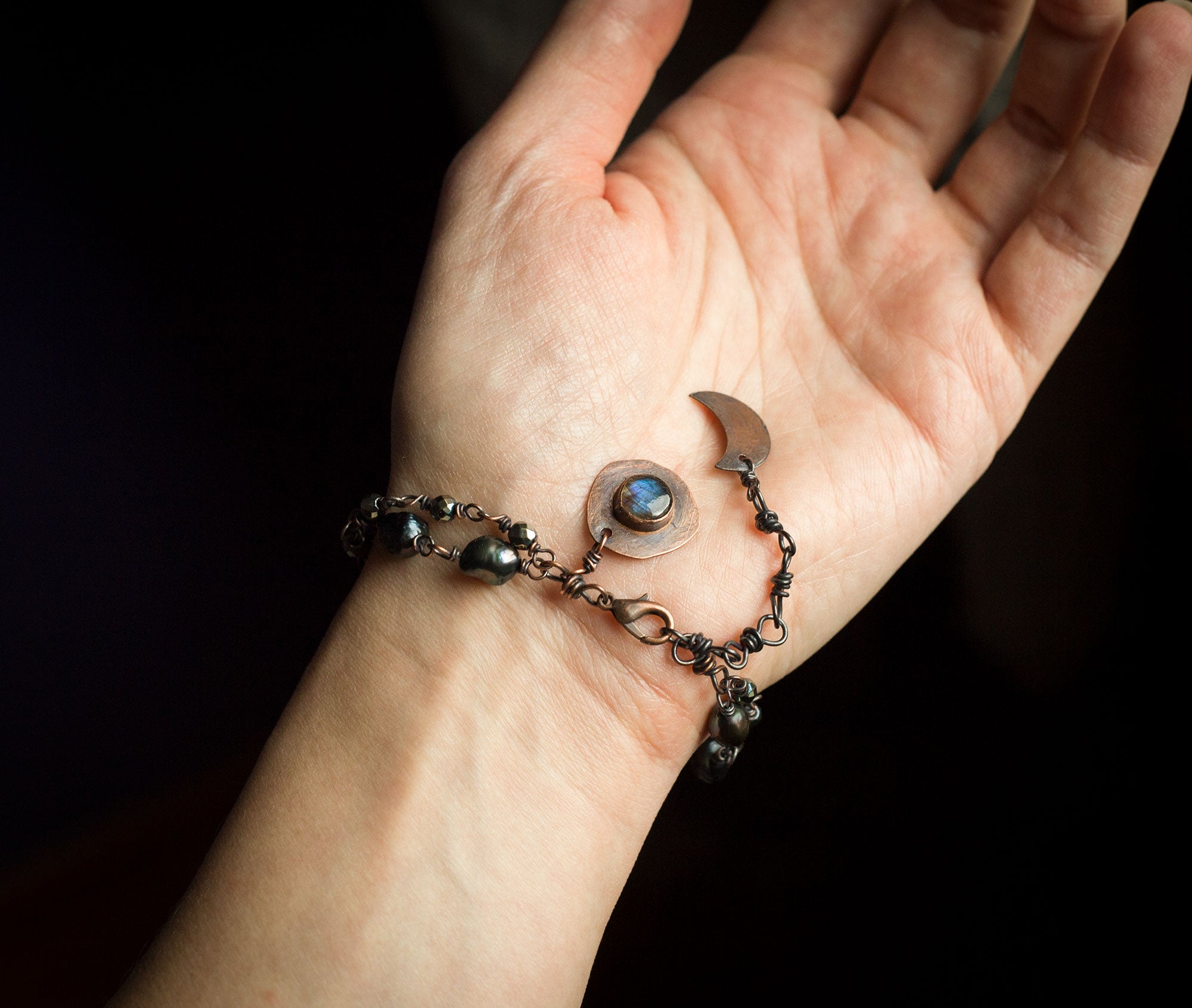 Bransoletka z księżycem, szarą perłą i labradorytem
