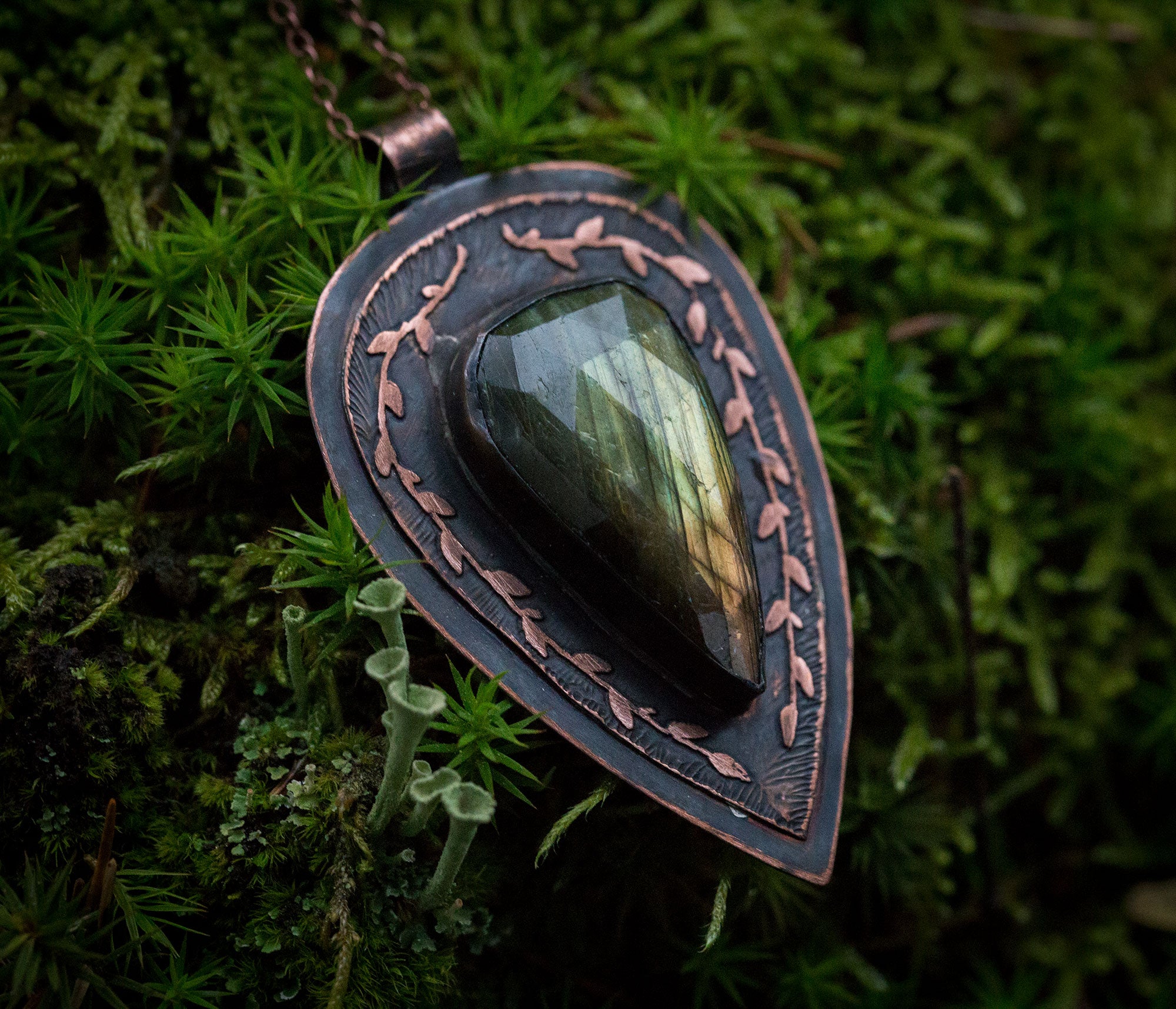 Wisior z labradorytem w jesiennych kolorach i subtelnym roślinnym rysunkiem