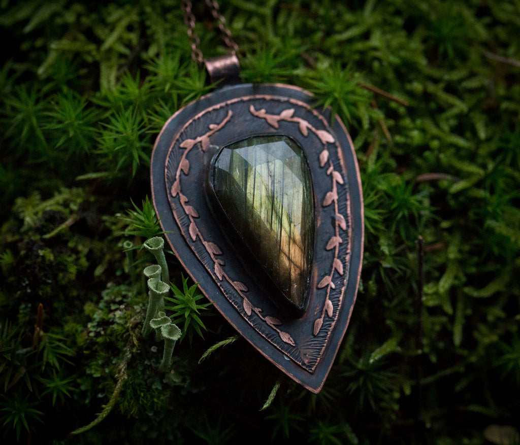 Wisior z labradorytem w jesiennych kolorach i subtelnym roślinnym rysunkiem