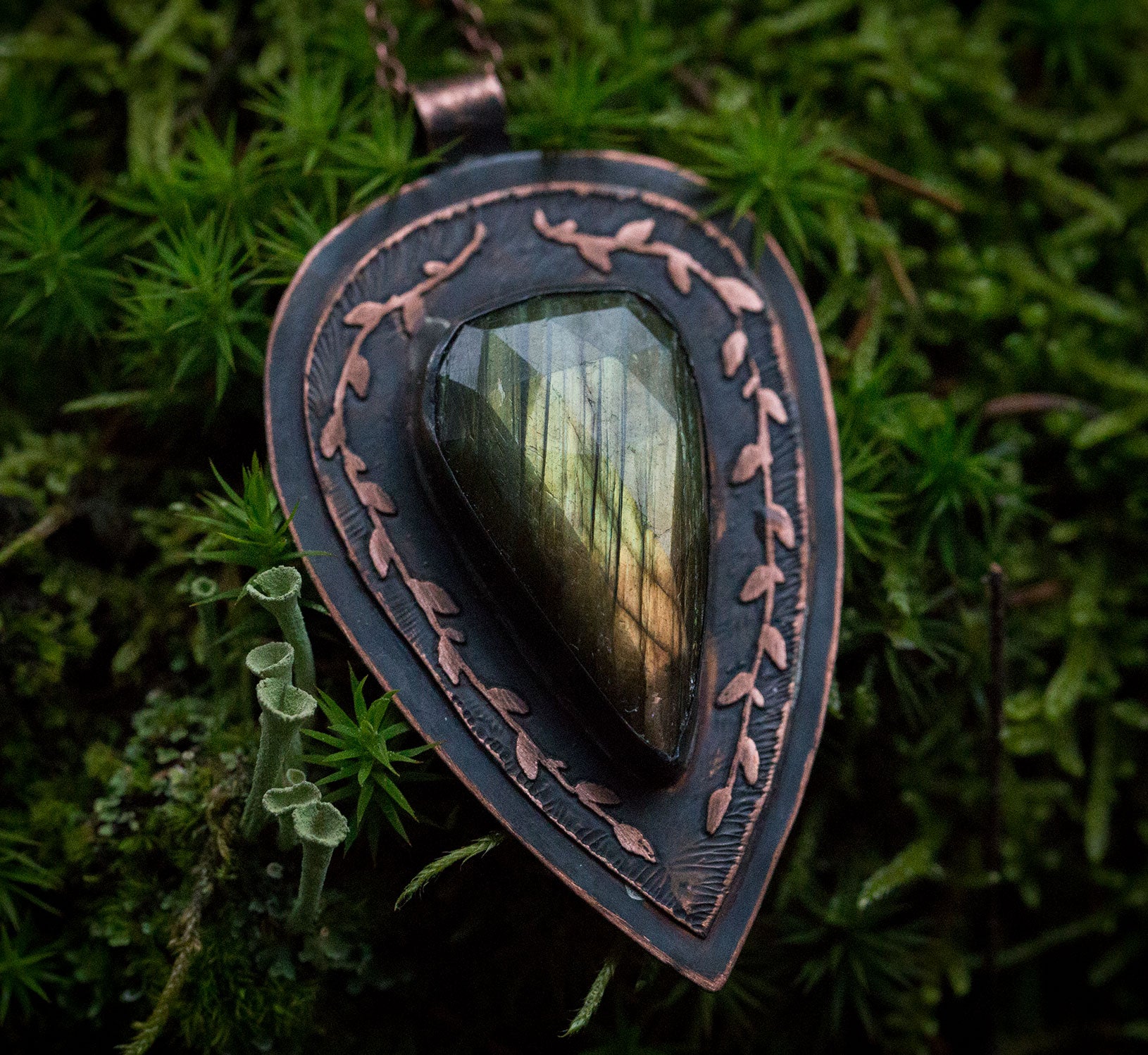 Wisior z labradorytem w jesiennych kolorach i subtelnym roślinnym rysunkiem