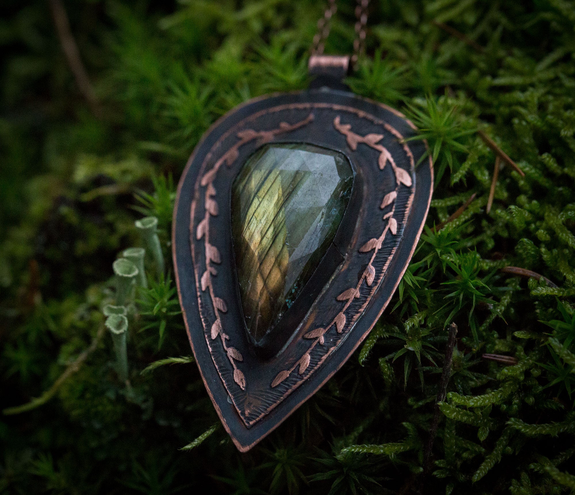 Wisior z labradorytem w jesiennych kolorach i subtelnym roślinnym rysunkiem