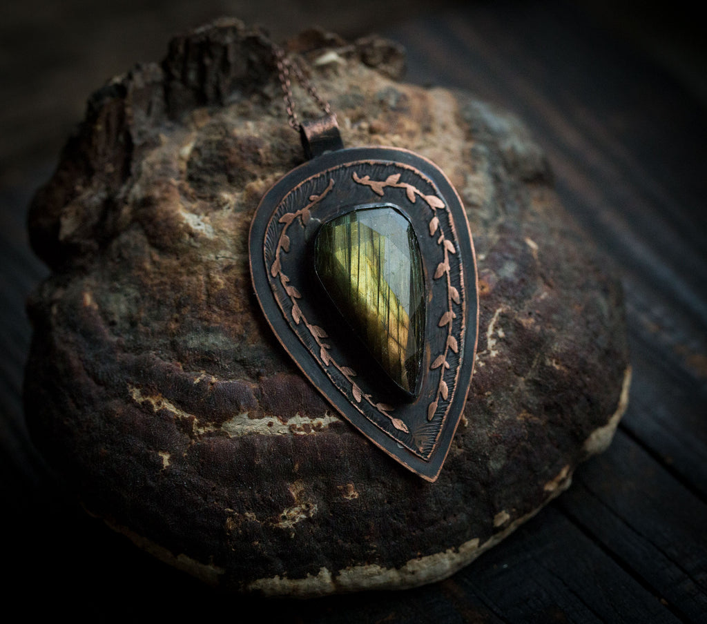 Wisior z labradorytem w jesiennych kolorach i subtelnym roślinnym rysunkiem