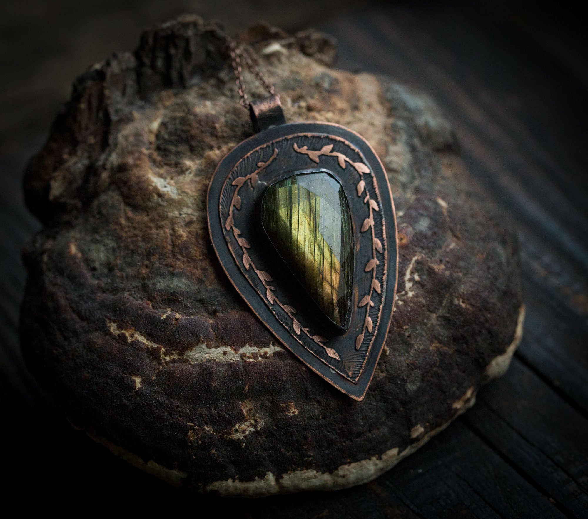 Wisior z labradorytem w jesiennych kolorach i subtelnym roślinnym rysunkiem