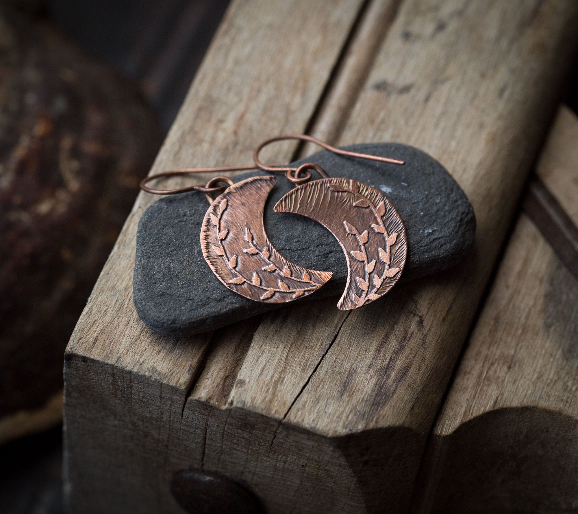 Kolczyki księżyce z roślinnym rysunkiem