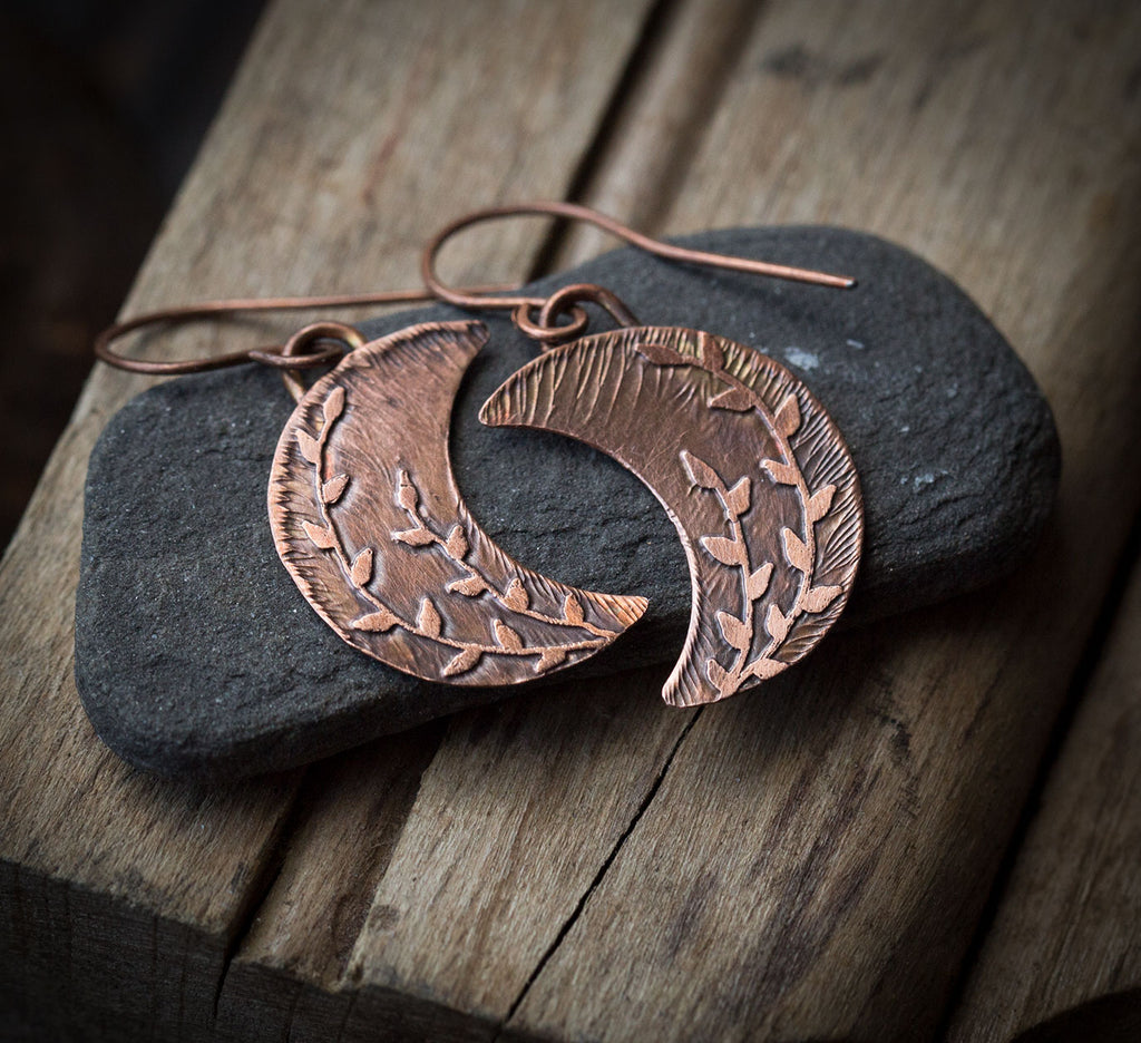 Kolczyki księżyce z roślinnym rysunkiem