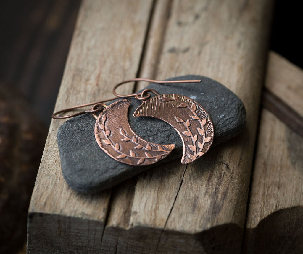 Kolczyki księżyce z roślinnym rysunkiem