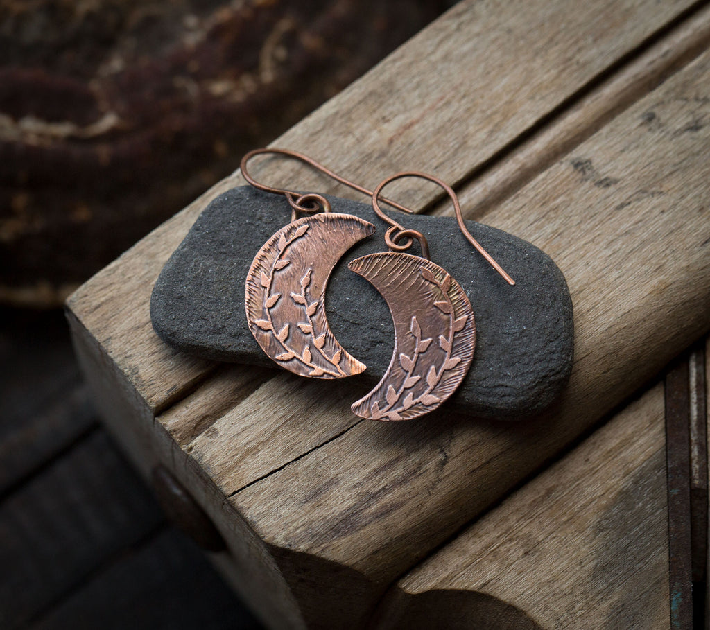 Kolczyki księżyce z roślinnym rysunkiem