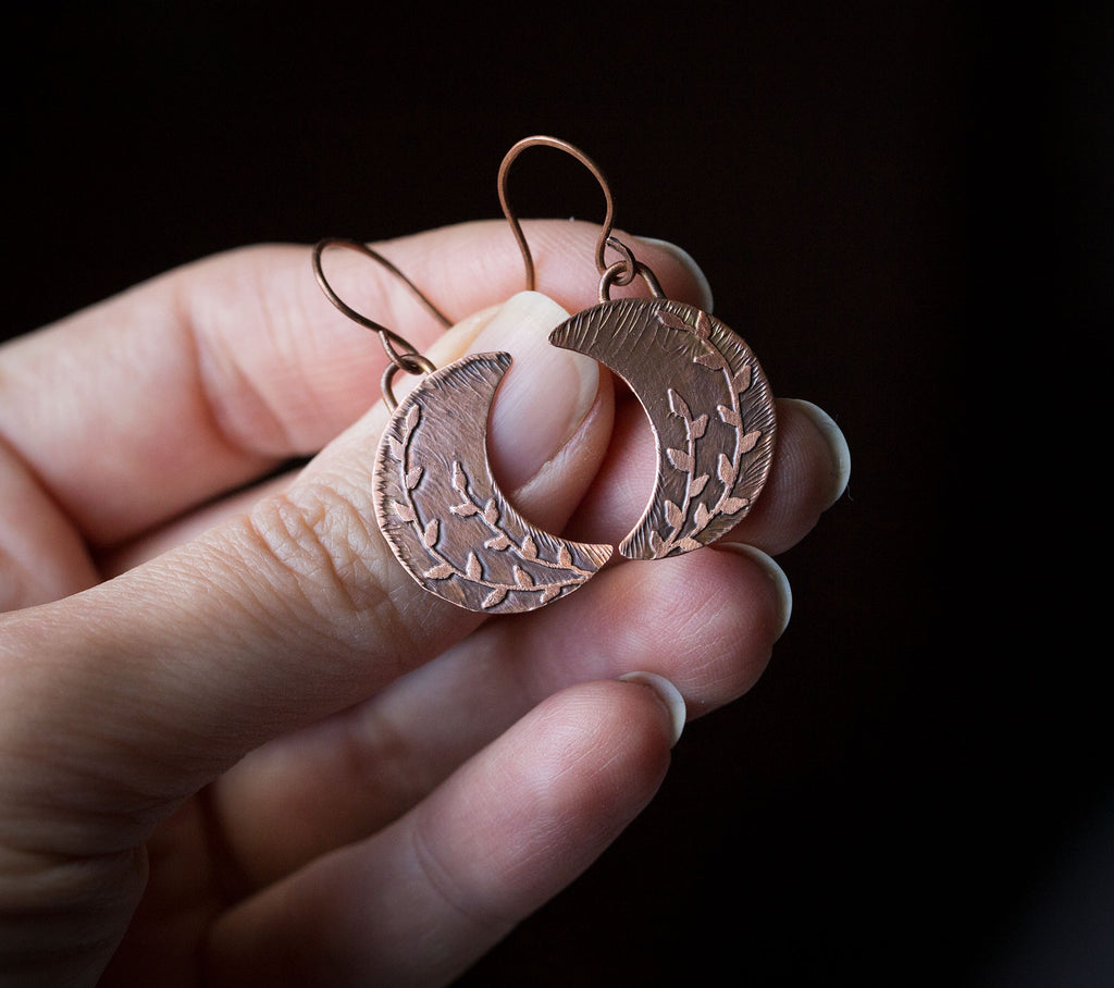 Kolczyki księżyce z roślinnym rysunkiem