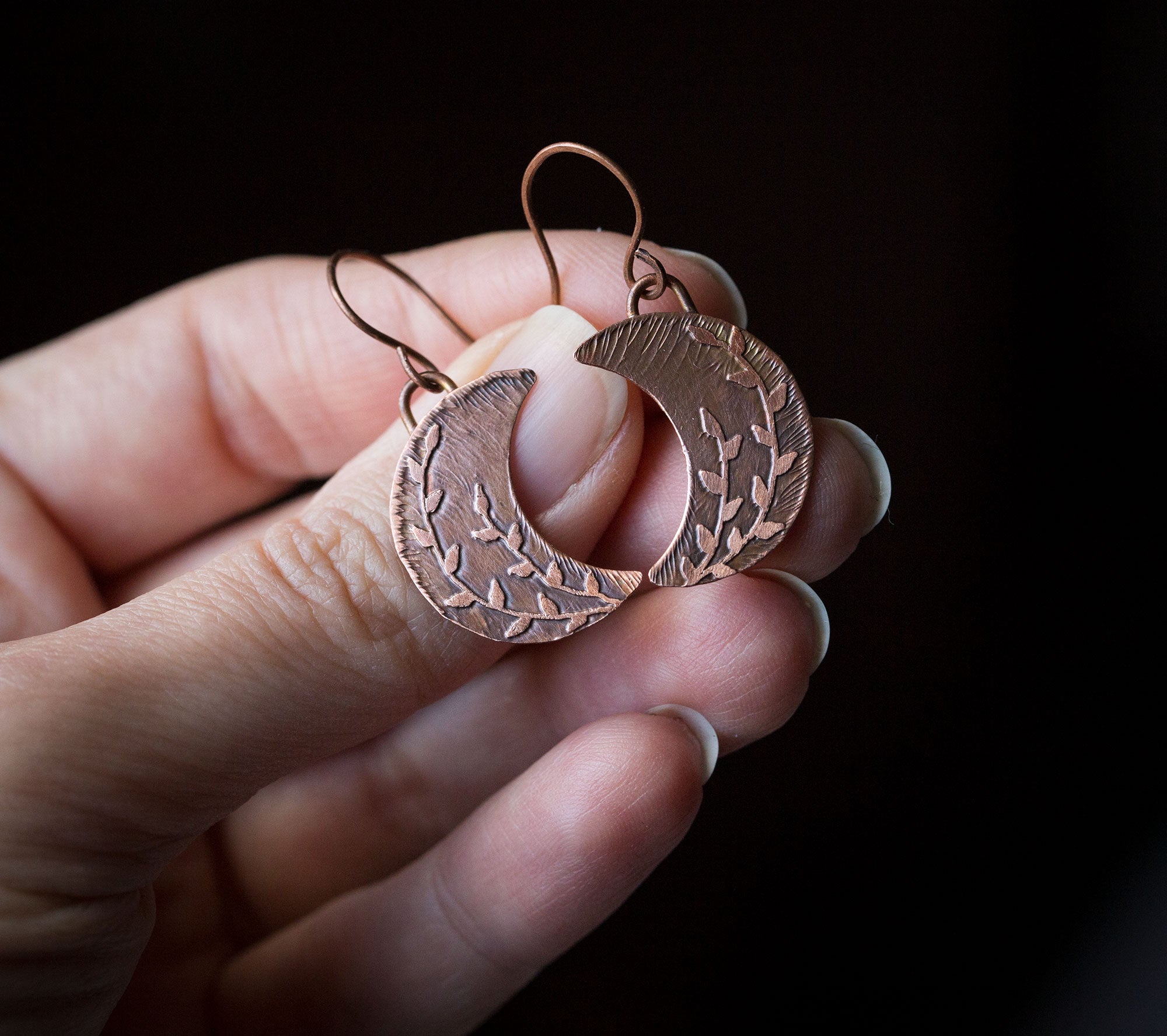 Kolczyki księżyce z roślinnym rysunkiem