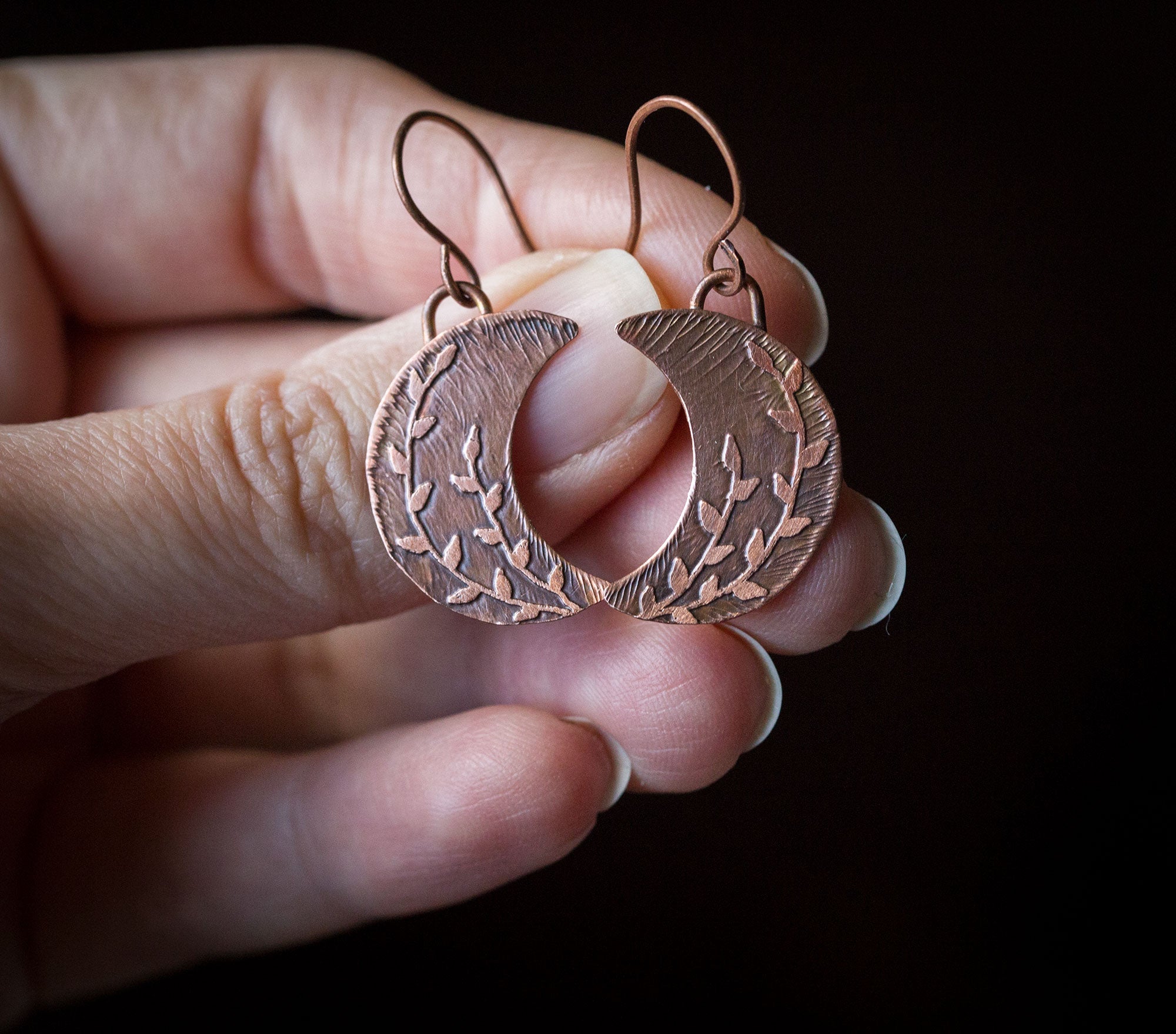 Kolczyki księżyce z roślinnym rysunkiem