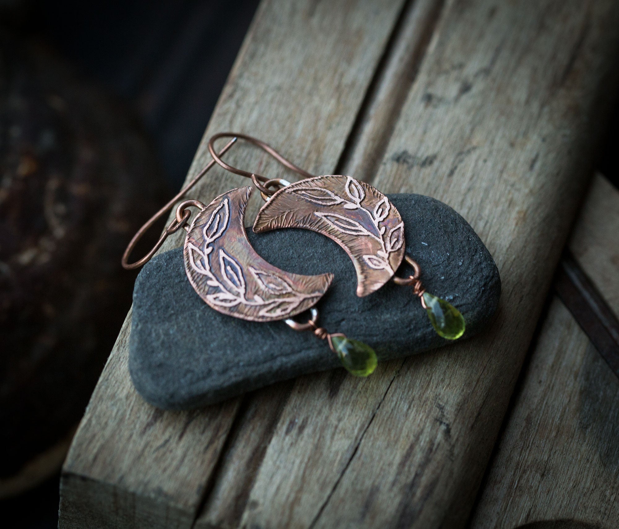 Kolczyki księżyce z roślinnym rysunkiem i perydotem