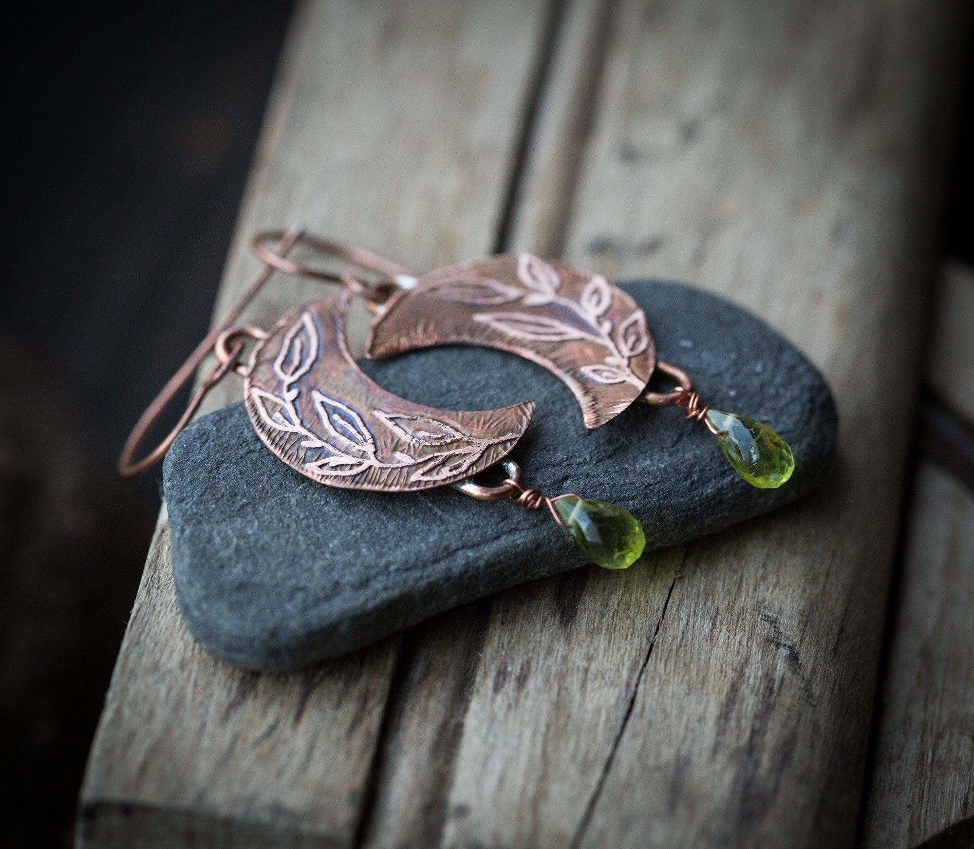 Kolczyki księżyce z roślinnym rysunkiem i perydotem