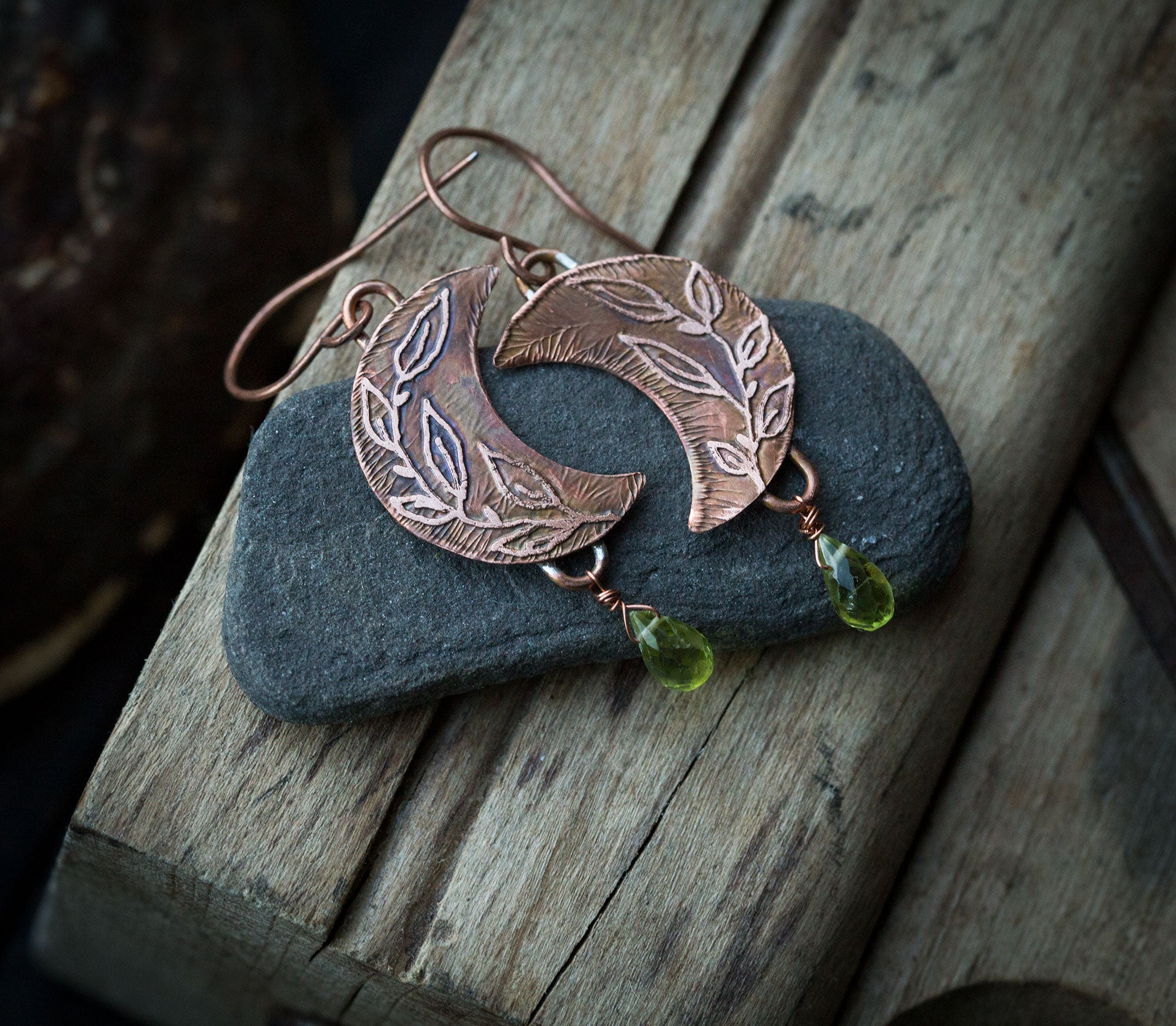 Kolczyki księżyce z roślinnym rysunkiem i perydotem