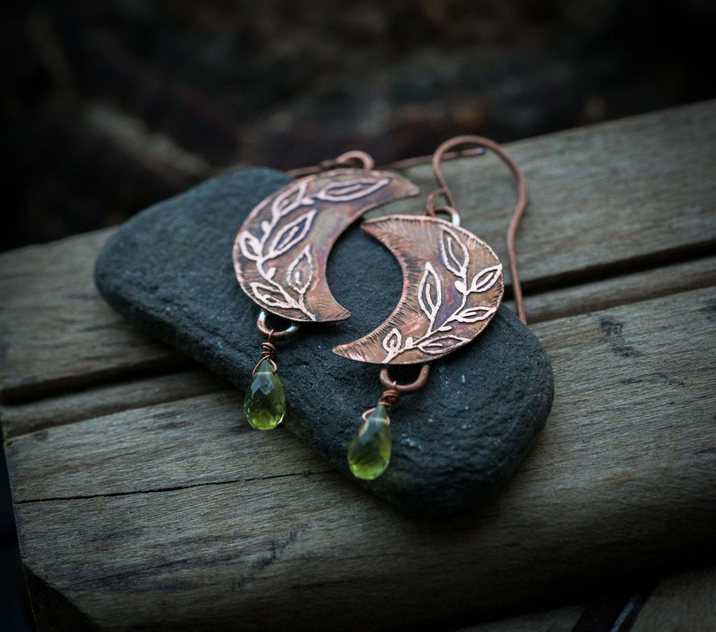 Kolczyki księżyce z roślinnym rysunkiem i perydotem