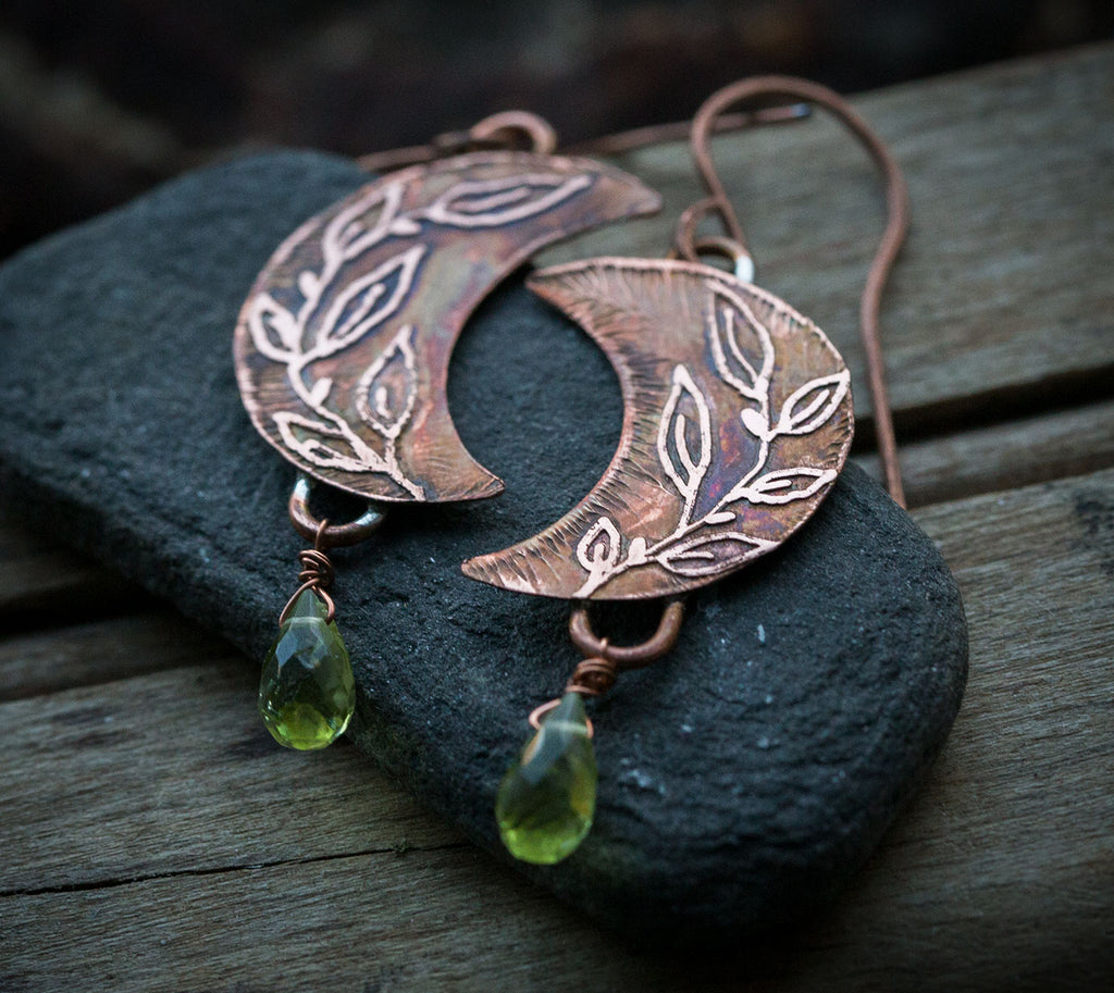 Kolczyki księżyce z roślinnym rysunkiem i perydotem