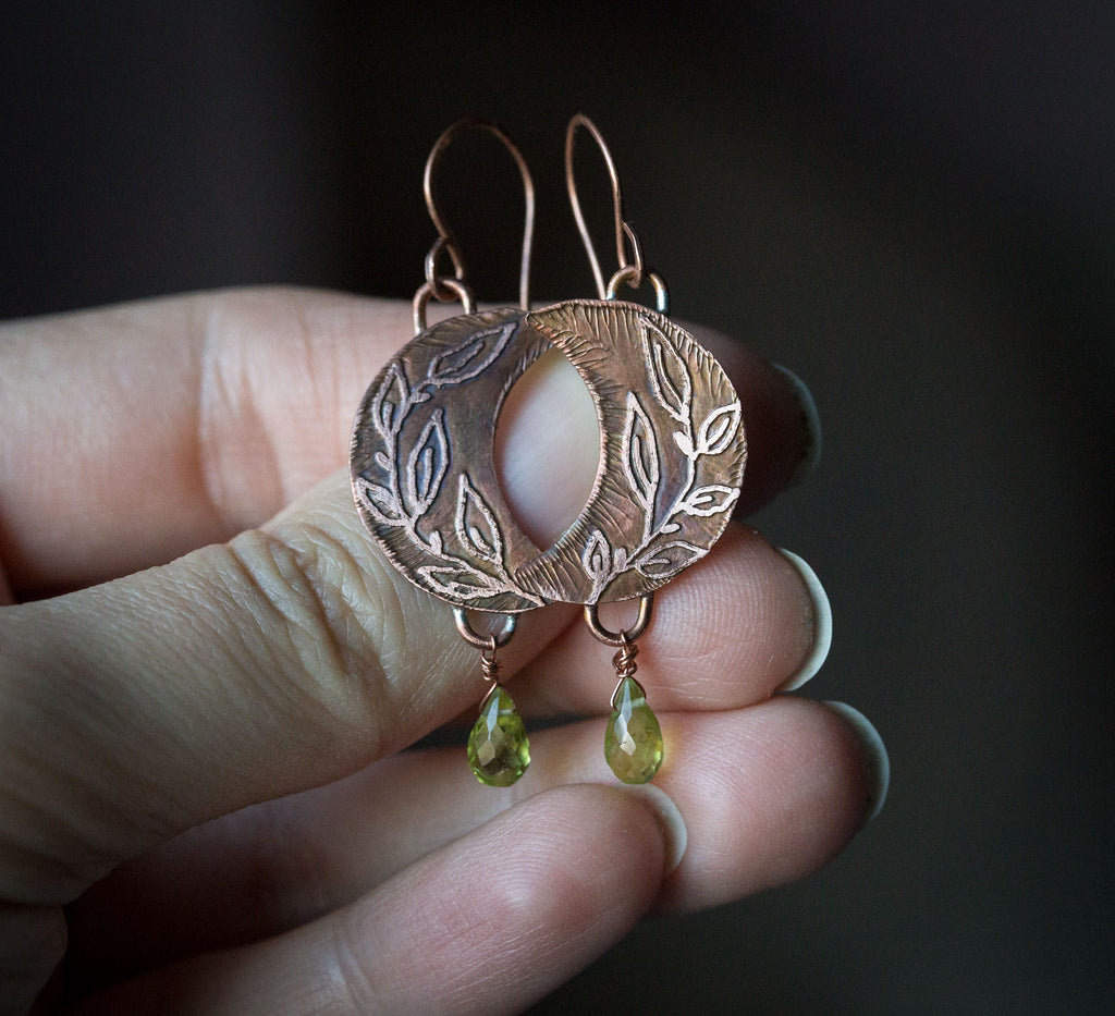 Kolczyki księżyce z roślinnym rysunkiem i perydotem