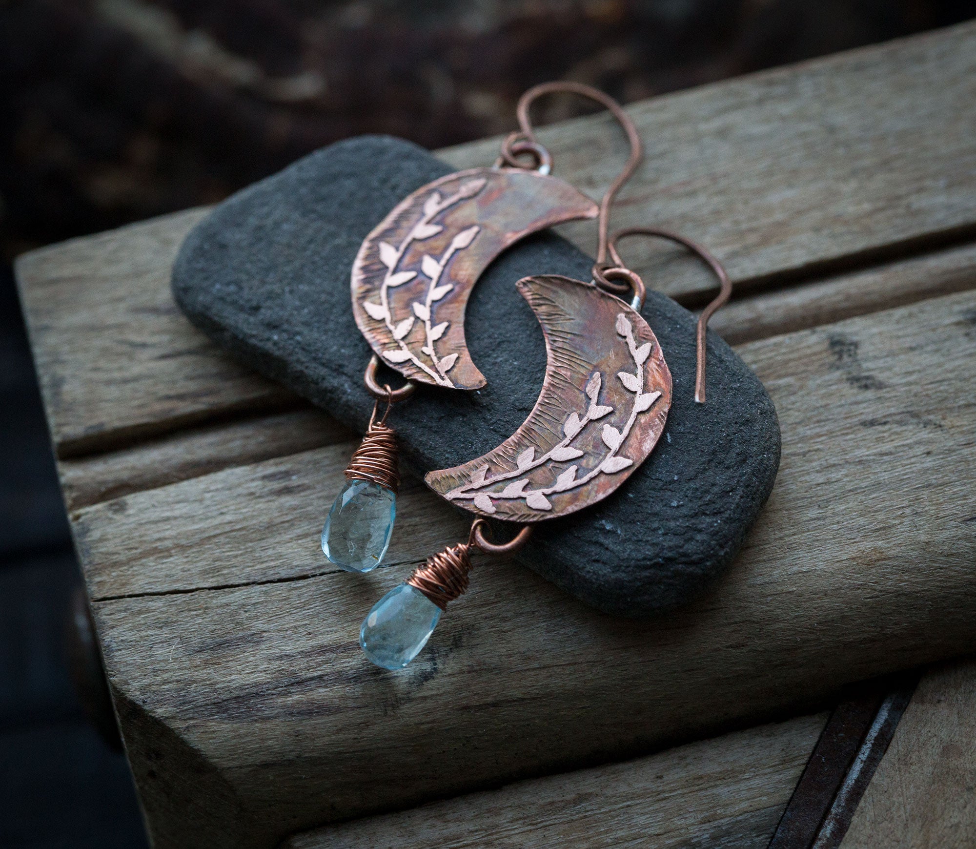 Kolczyki księżyce z roślinnym rysunkiem i błękitnym topazem