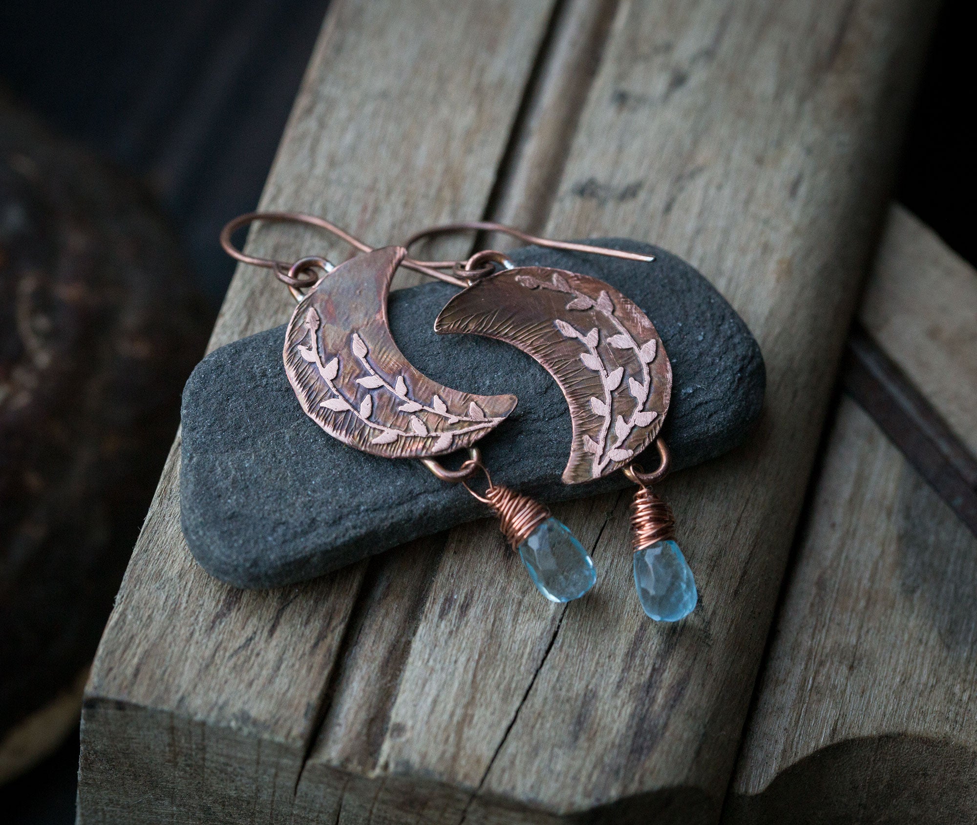 Kolczyki księżyce z roślinnym rysunkiem i błękitnym topazem